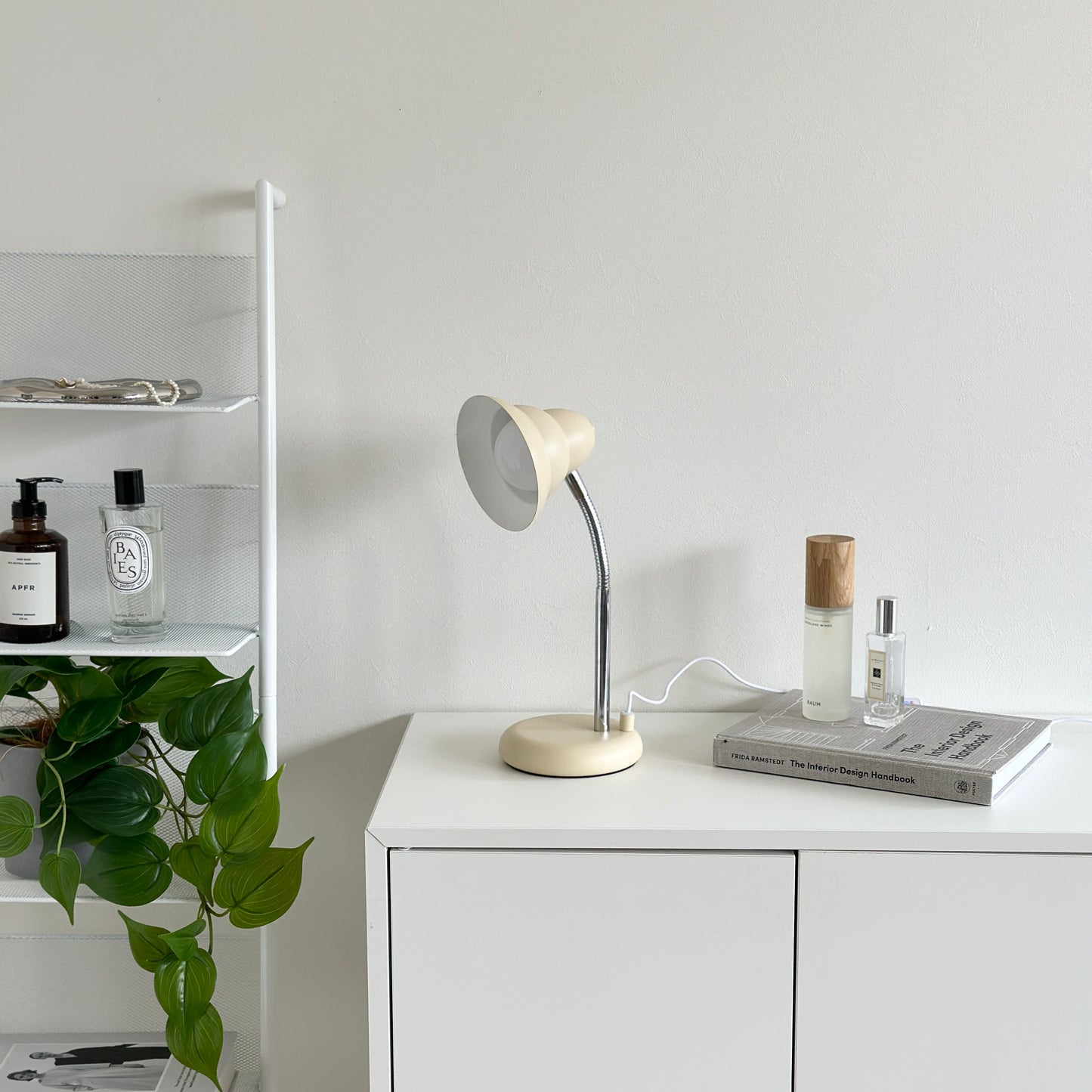 くすんだイエローカラーのデスクライト