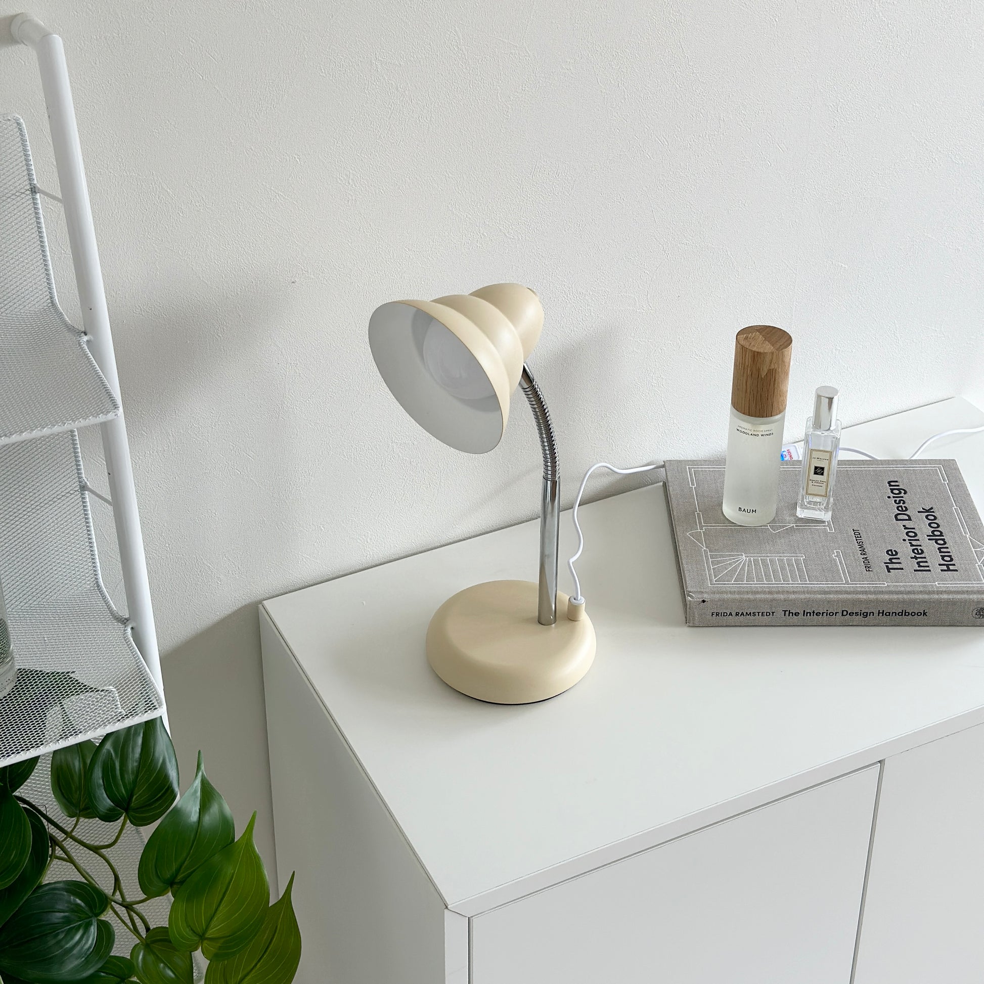 棚の上に置かれたくすんだイエローカラーのデスクライト