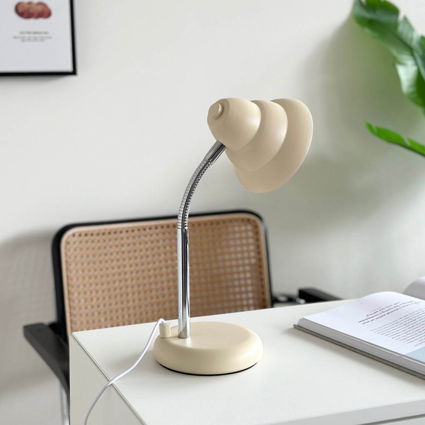 デスクの上に置かれたくすんだイエローカラーのデスクライト