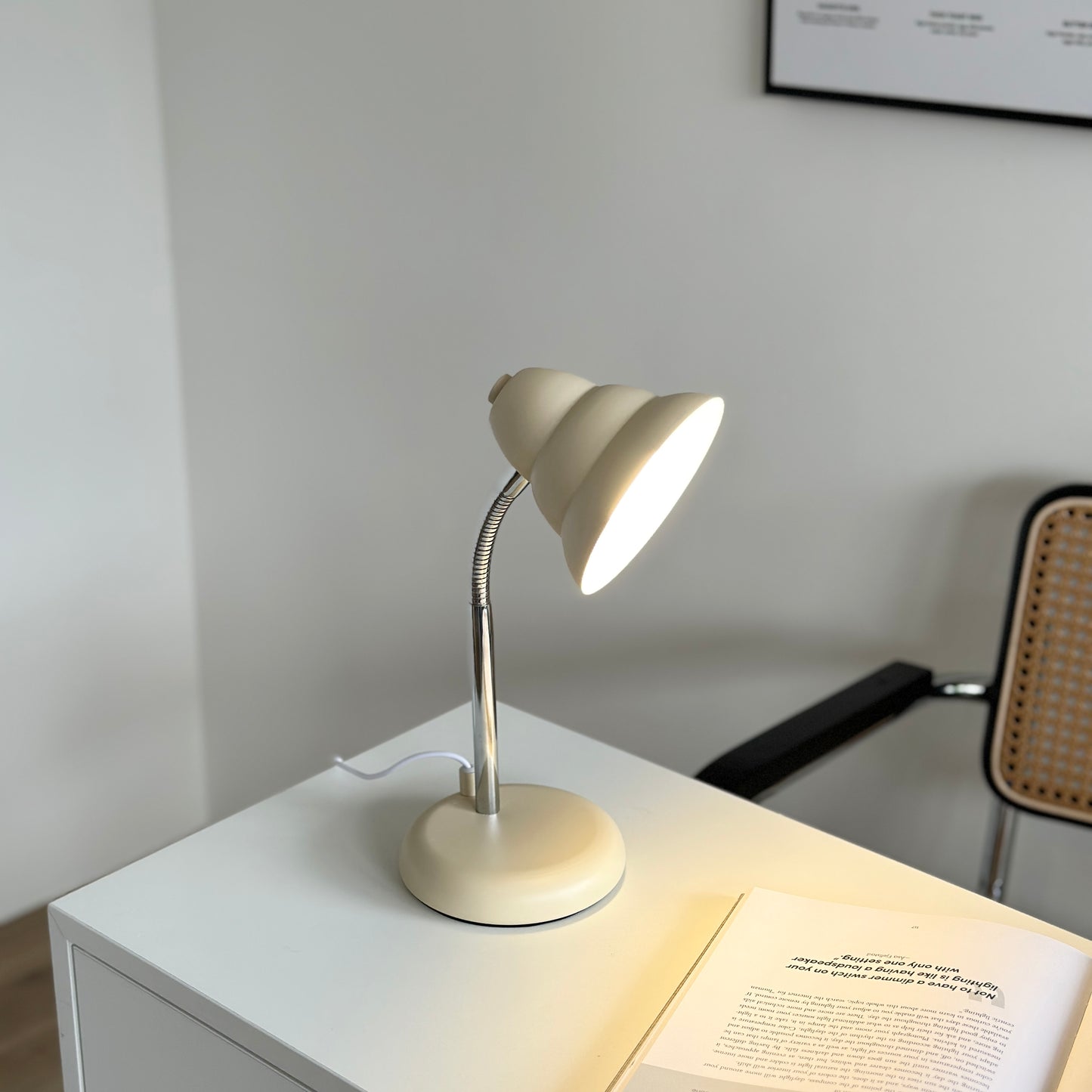 くすんだイエローカラーのデスクライトがデスクの上に置いてある