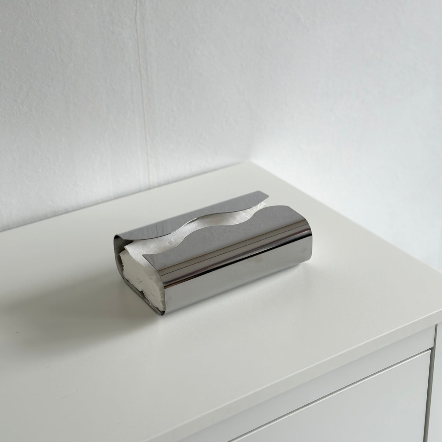 取り出し口がウェーブ状になっているシルバーのテッシュケース