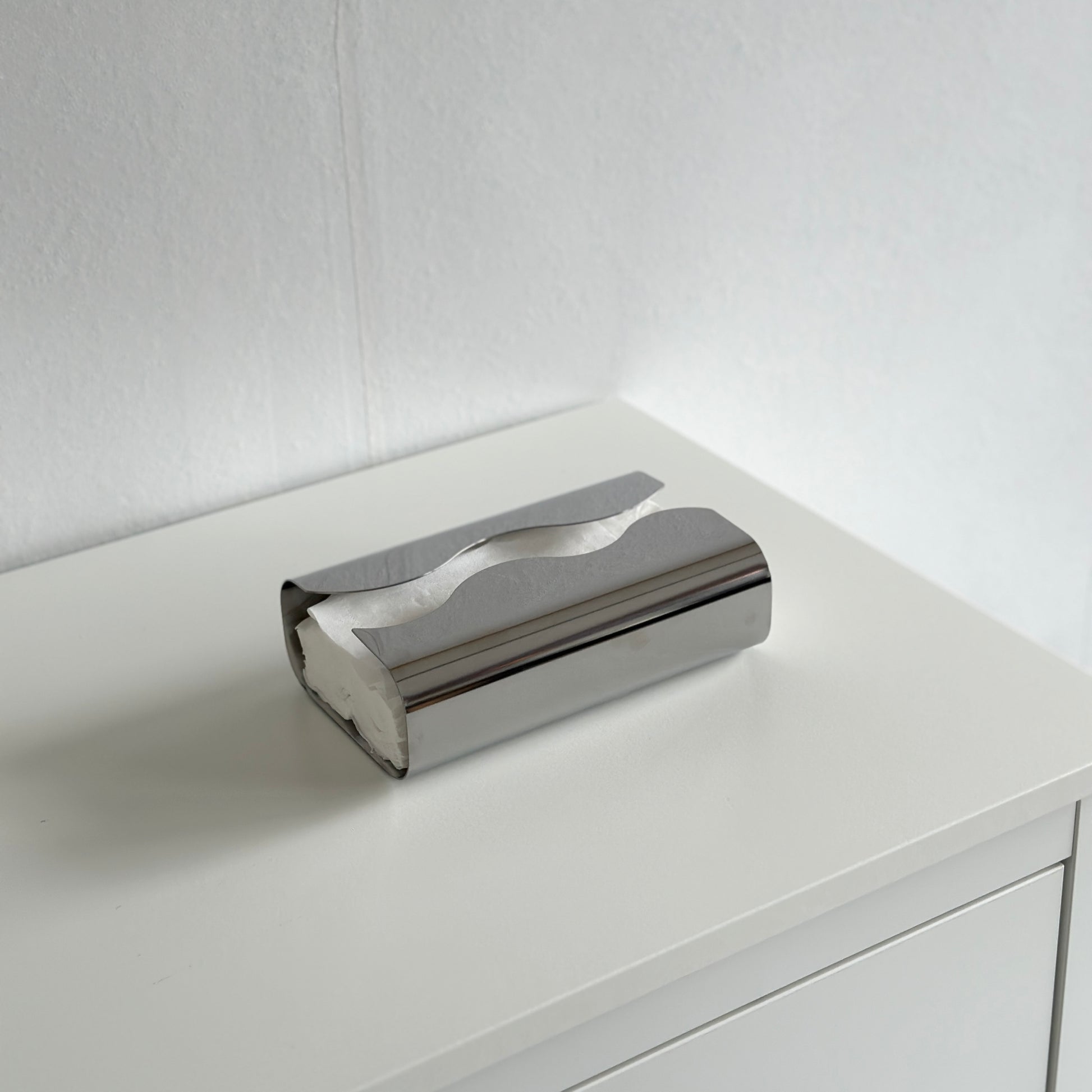 取り出し口がウェーブ状になっているシルバーのテッシュケース