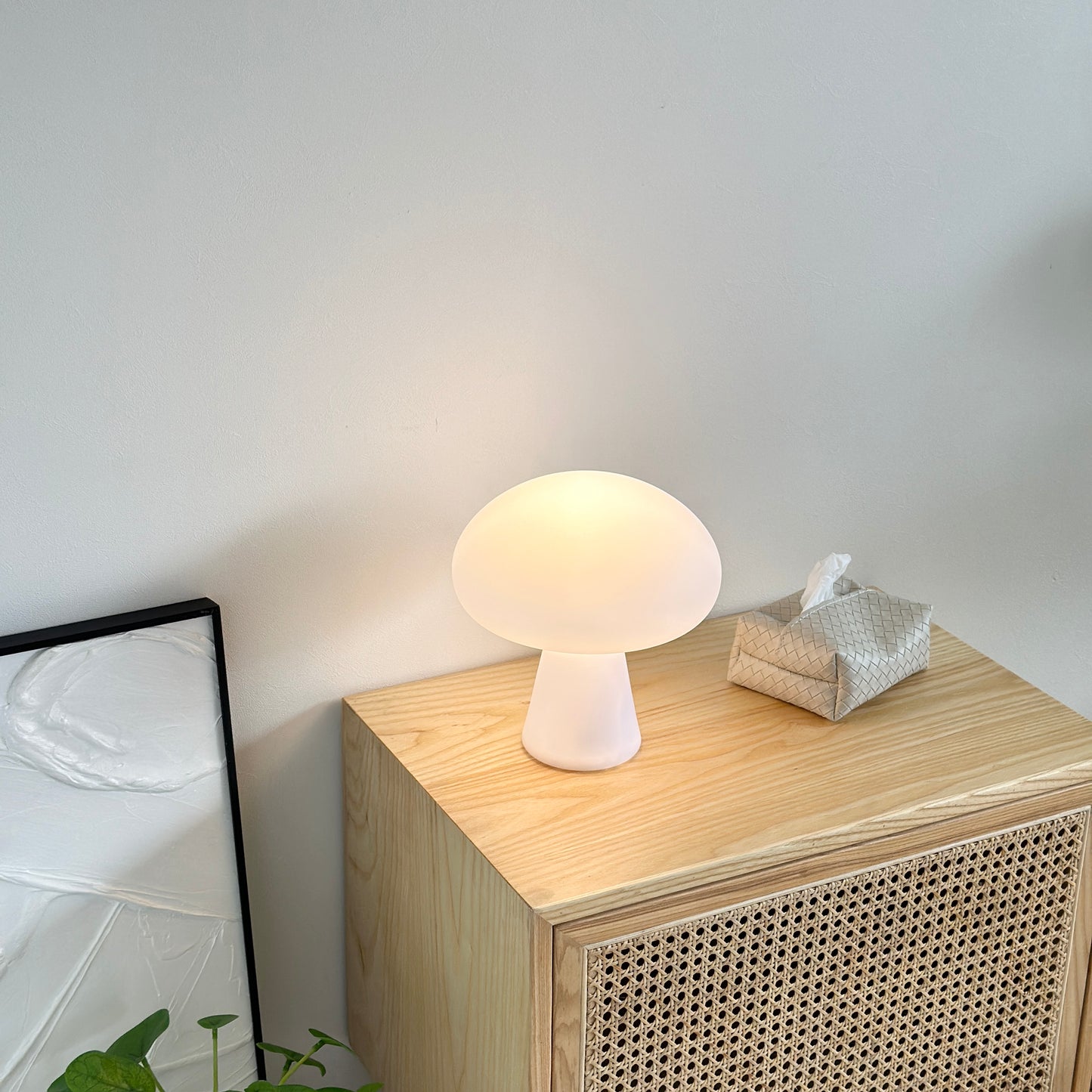 サイドボードの上に置かれたまっしろで全面マットな質感のコードレスライト