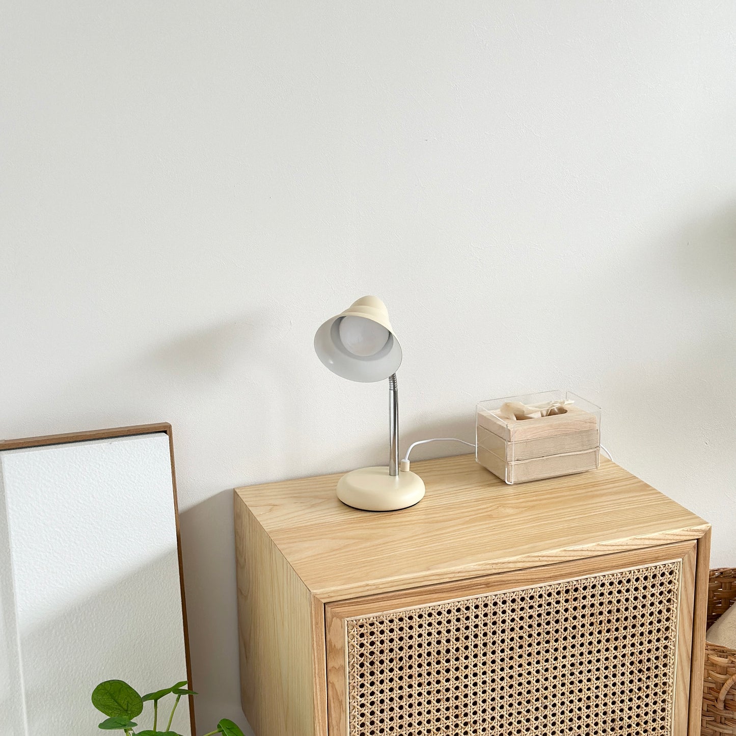 サイドボードの上に置かれたくすんだイエローカラーのデスクライトとティッシュケース