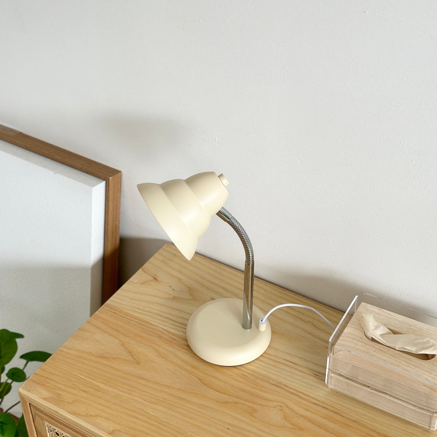 サイドボードの上に置かれたくすんだイエローカラーのデスクライト