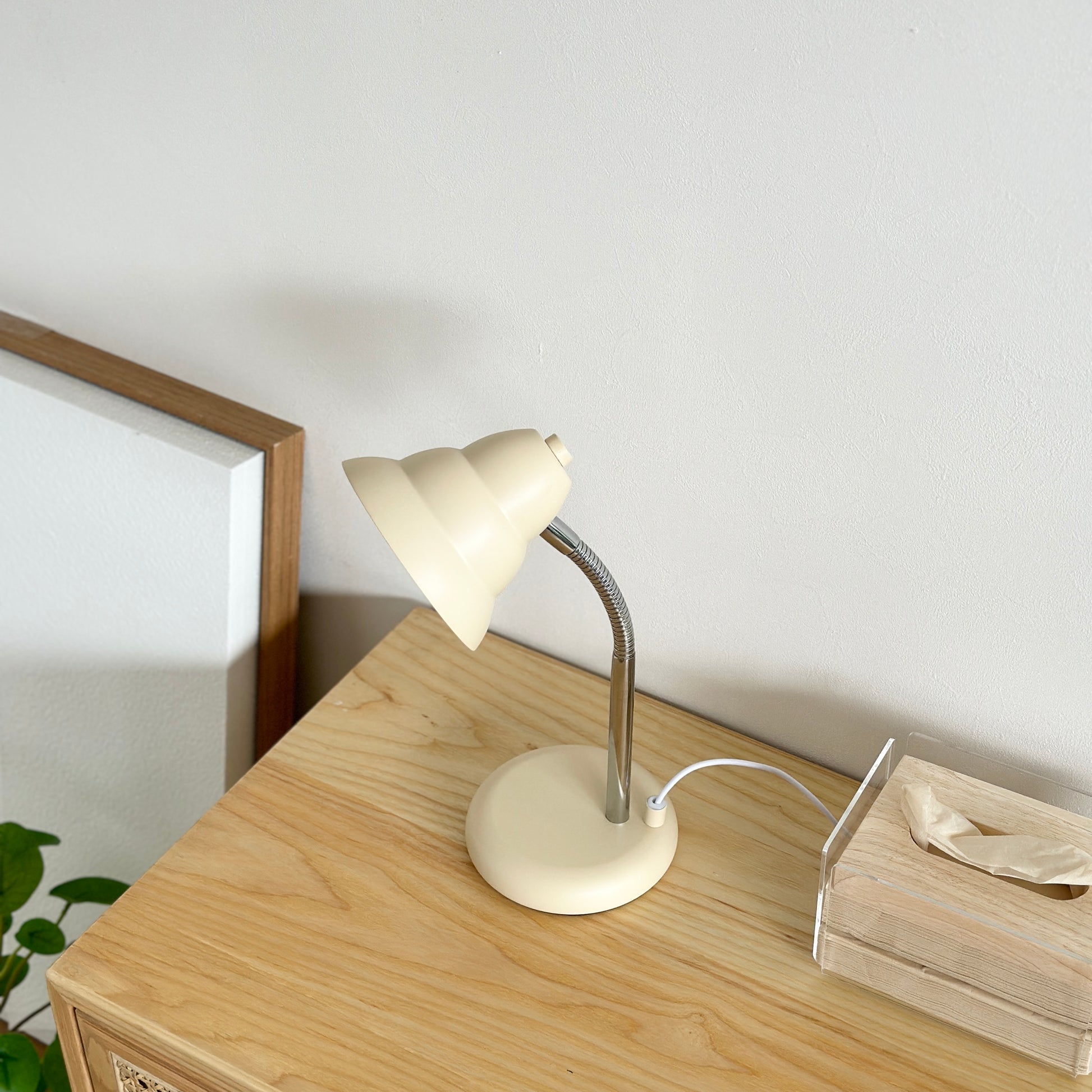 サイドボードの上に置かれたくすんだイエローカラーのデスクライト