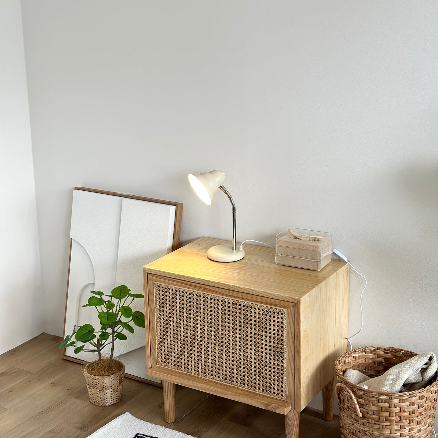 サイドボードの上に置かれたくすんだイエローカラーのデスクライト