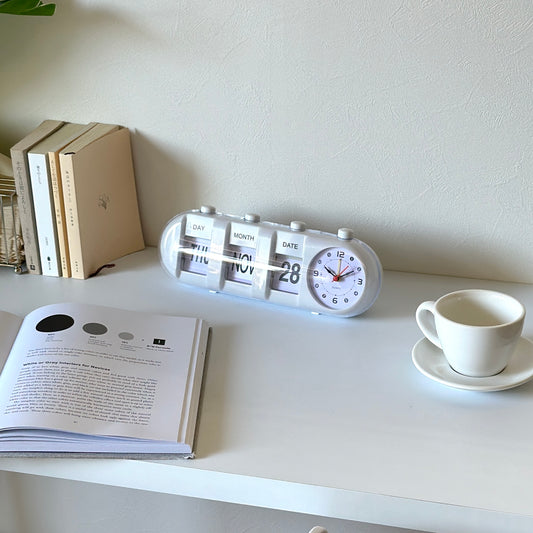 ボタンを押してペラペラ変えることができる白のカレンダー付き時計