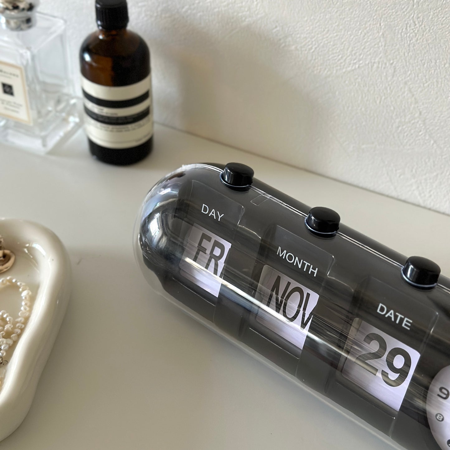 ボタンを押してペラペラ変えることができる黒のカレンダー付き時計