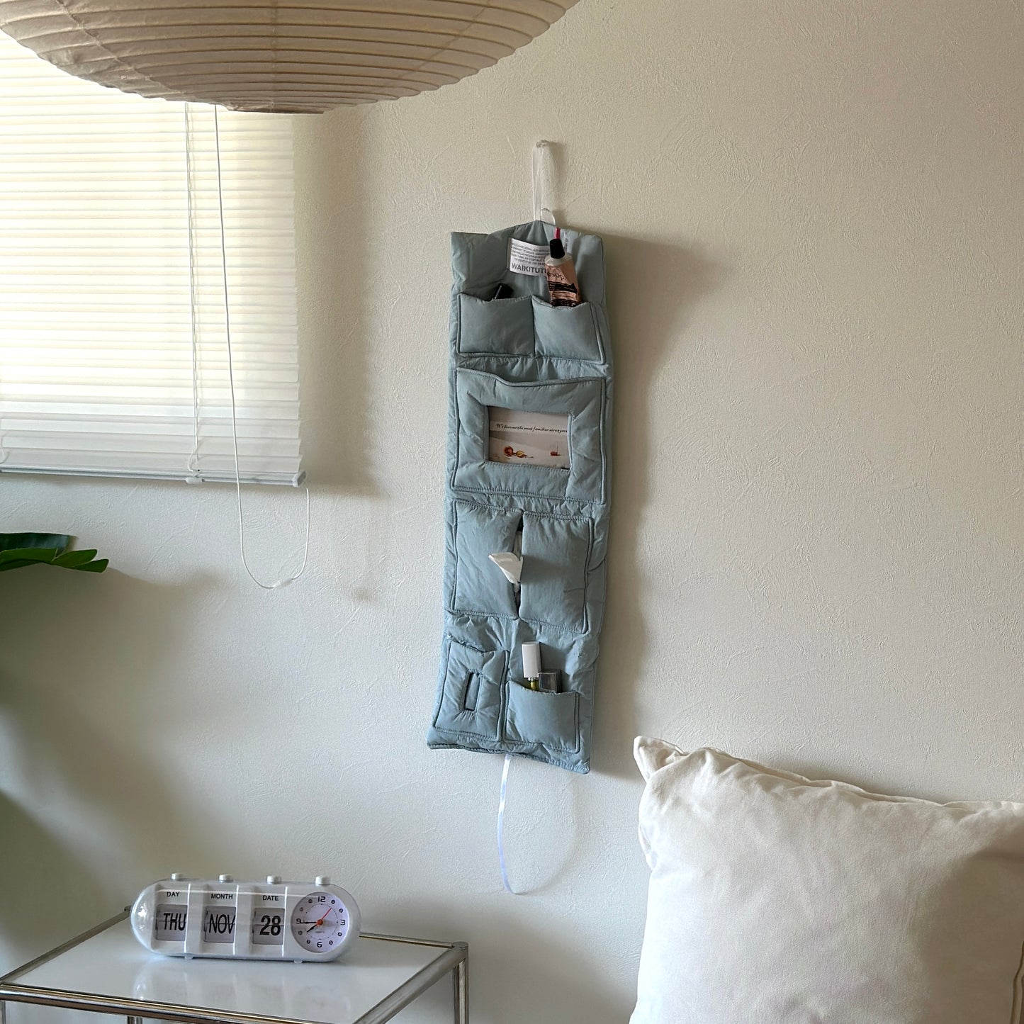 ぷくぷくしたデザインのウォールポケットに写真や小物が収納されている様子