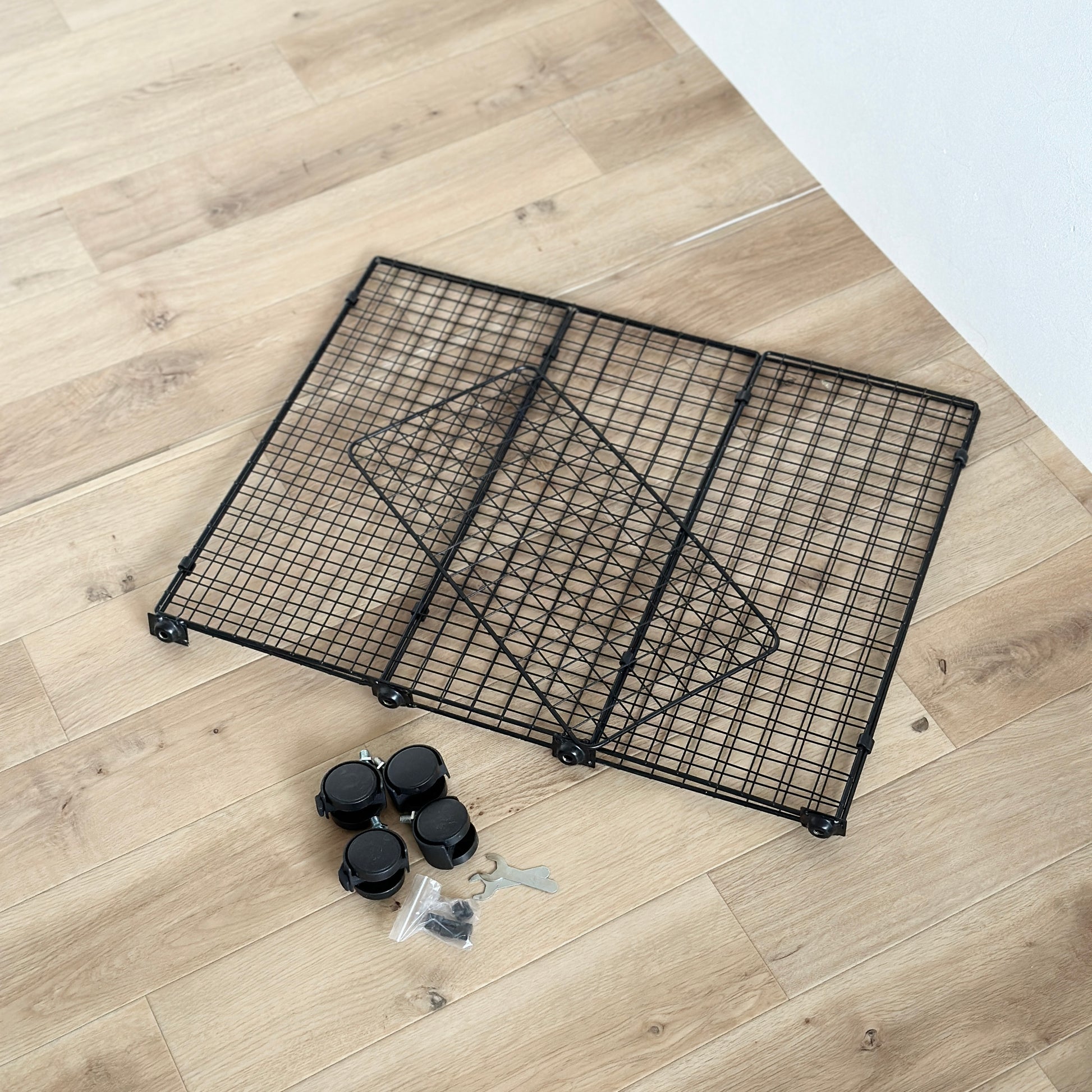 黒のメッシュのワゴンを組み立てる前の様子