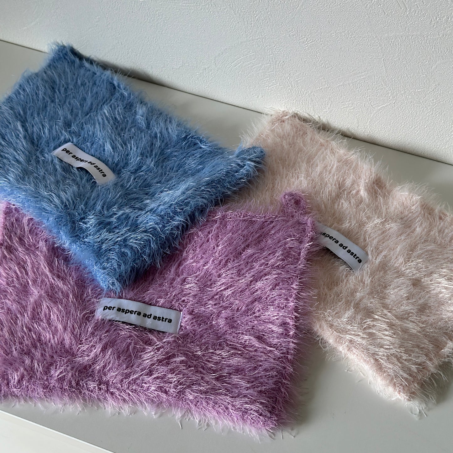 青と紫と薄いピンク色の羽毛のティッシュポーチ