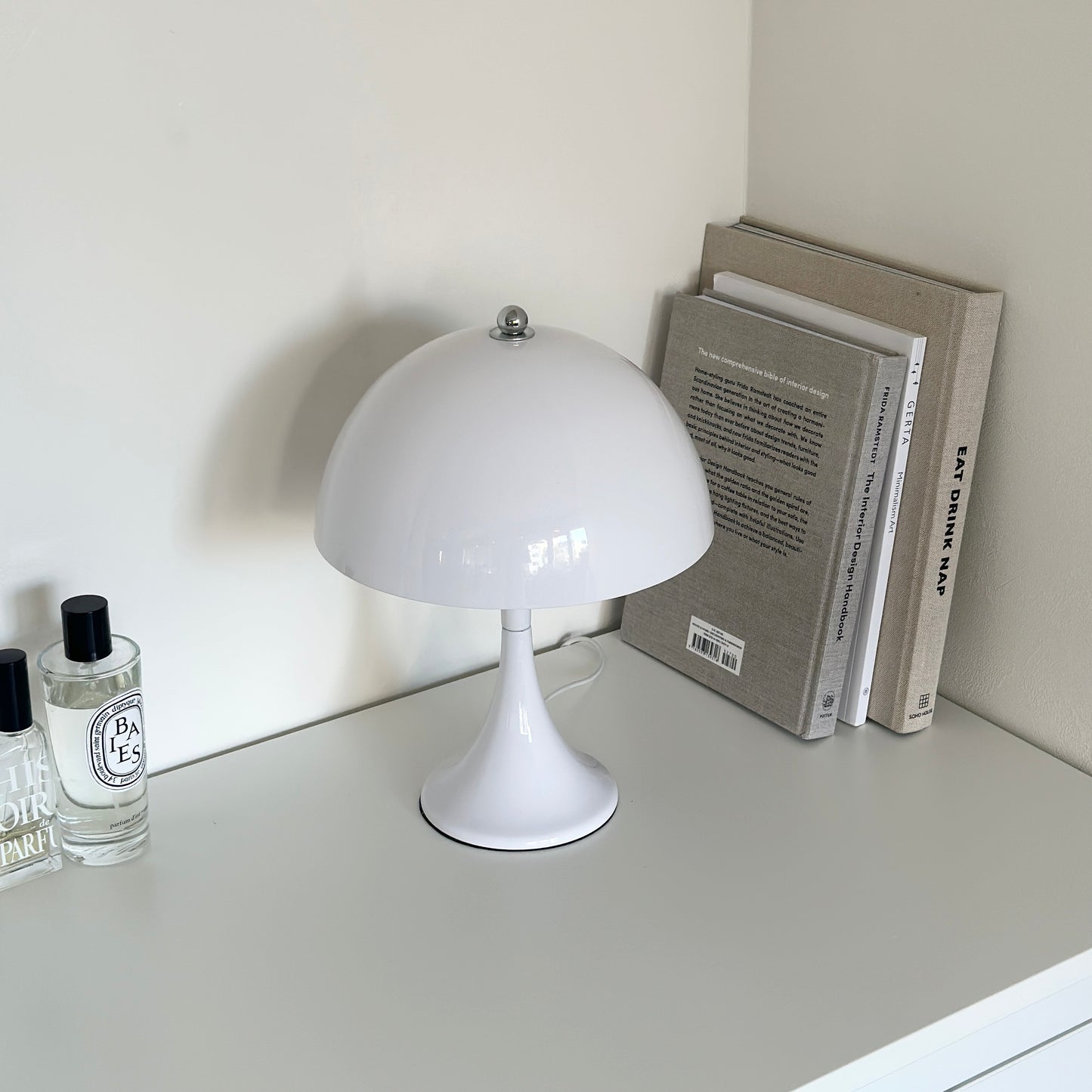 電気のついた白いきのこ型のテーブルライト