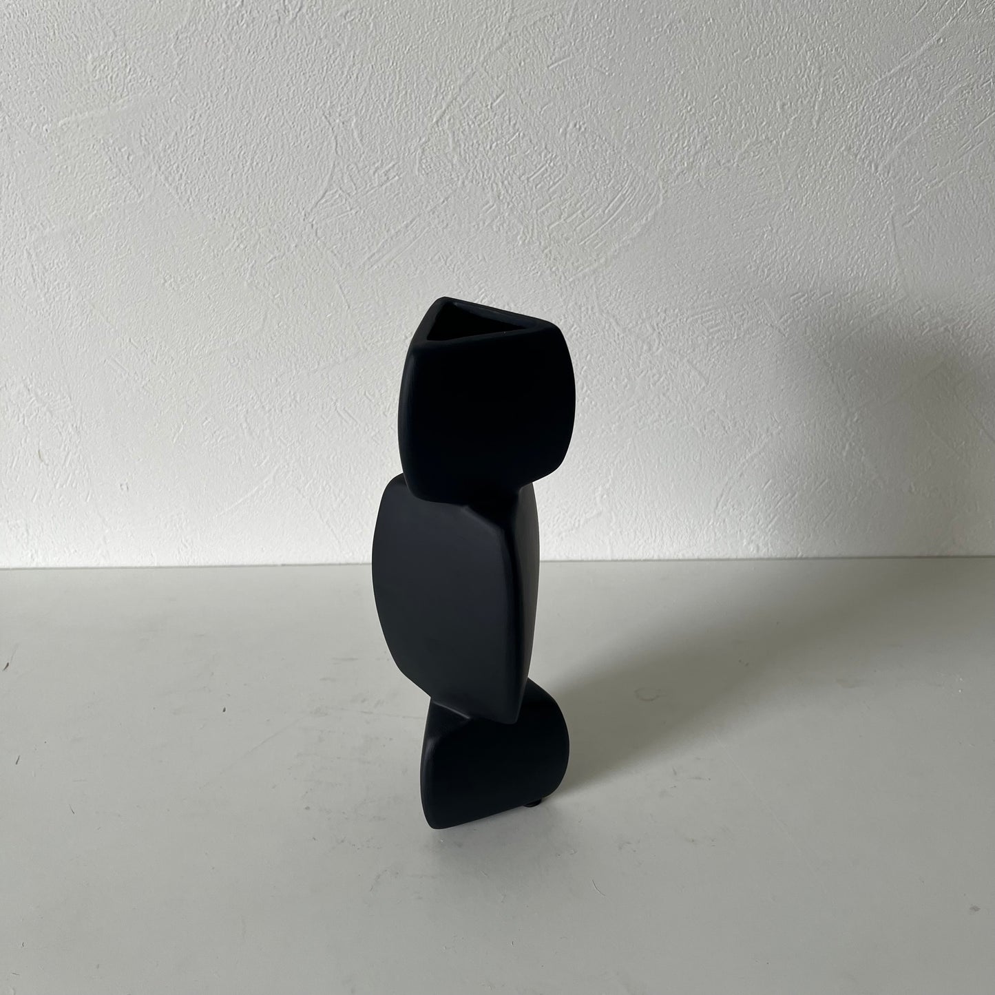 ブラックのオブジェ風花瓶