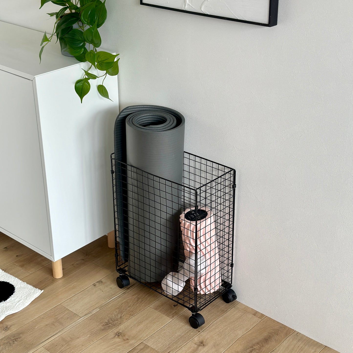 ブラックのメッシュのワゴンにヨガマットなどが入っている様子