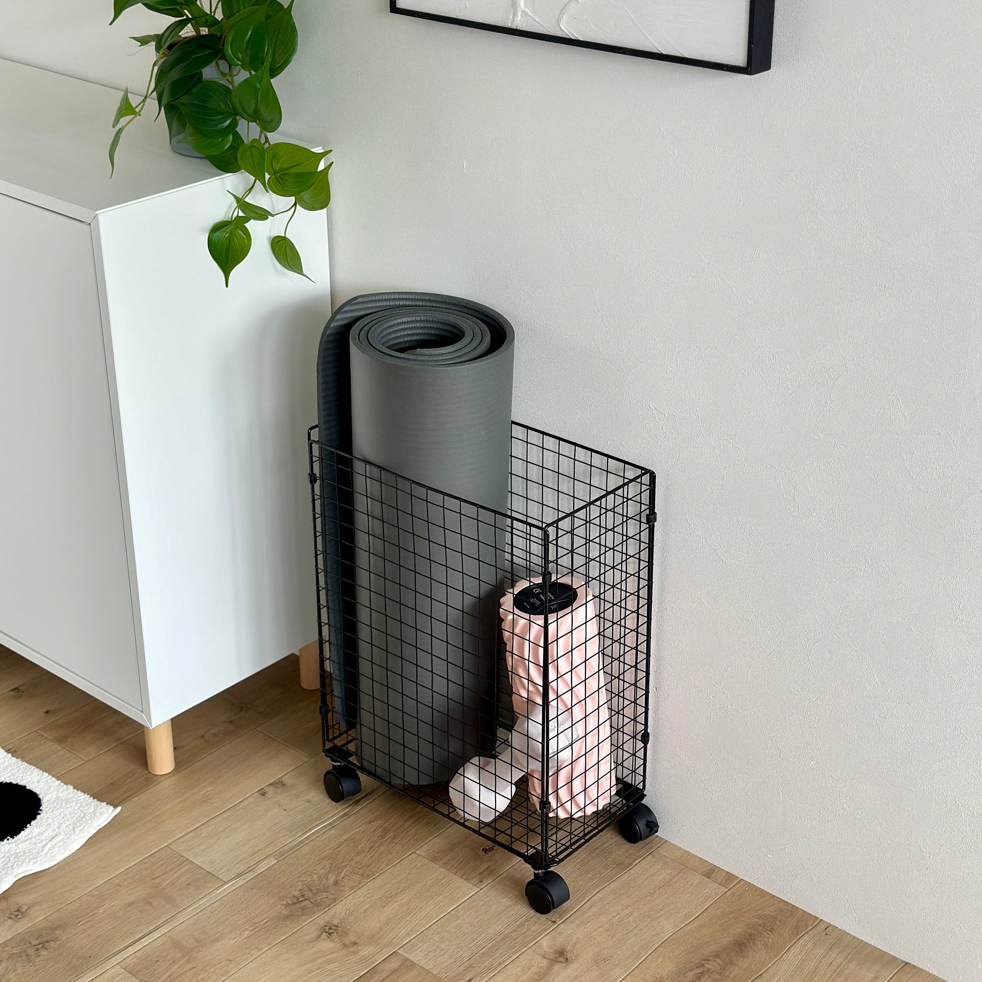 ブラックのメッシュのワゴンにヨガマットなどが入っている様子