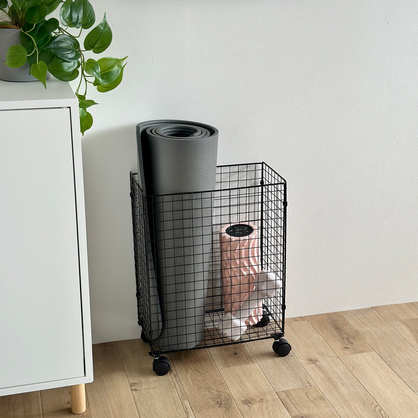 ブラックのメッシュのワゴンにヨガマットなどが入っている様子