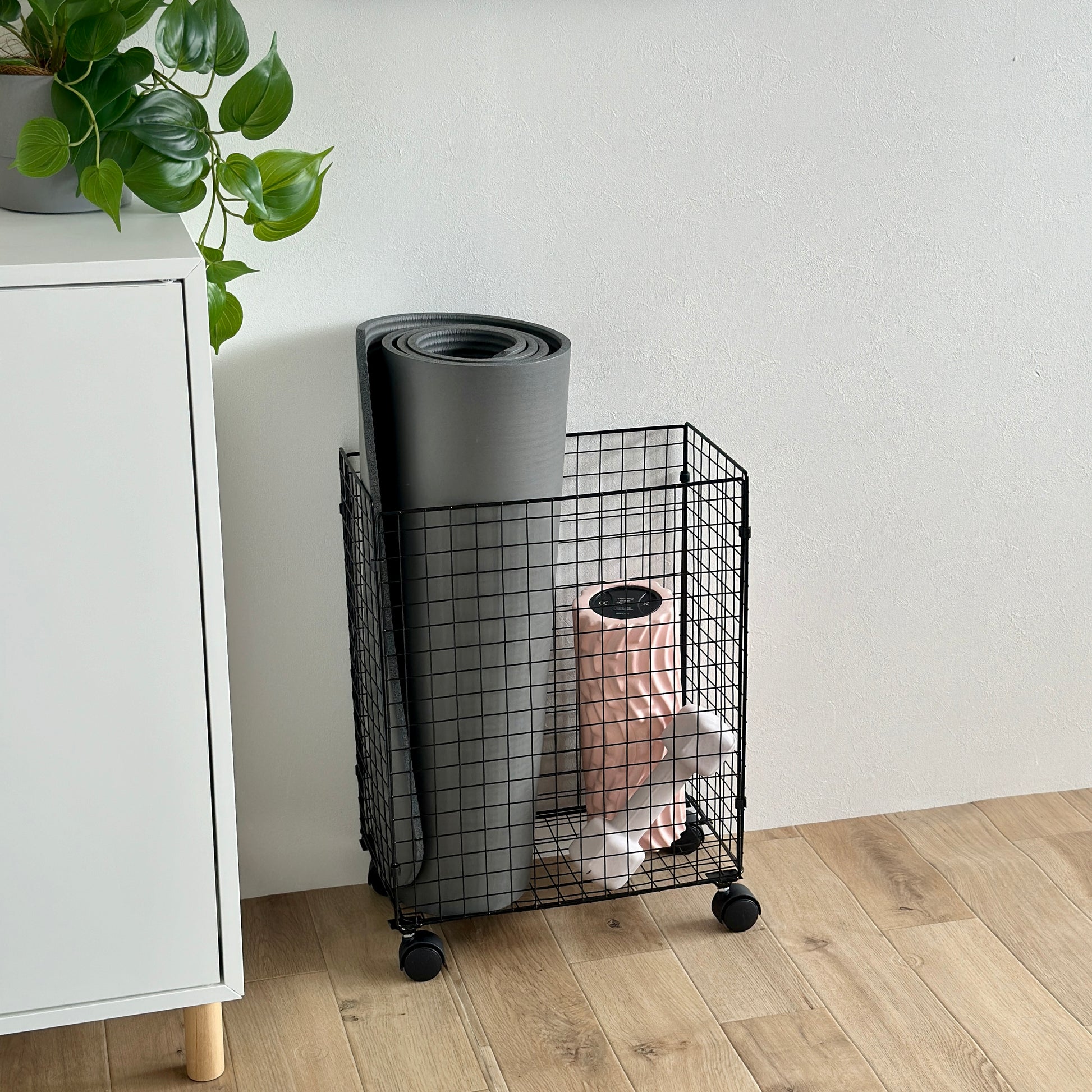 ブラックのメッシュのワゴンにヨガマットなどが入っている様子