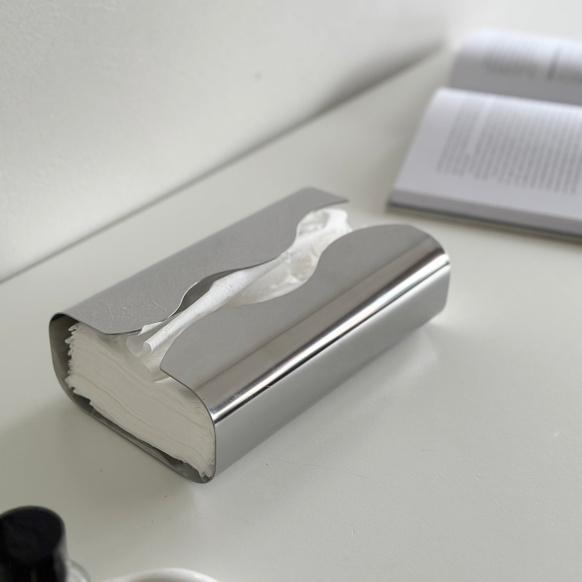 取り出し口がウェーブデザインのステンレス製ティッシュケース