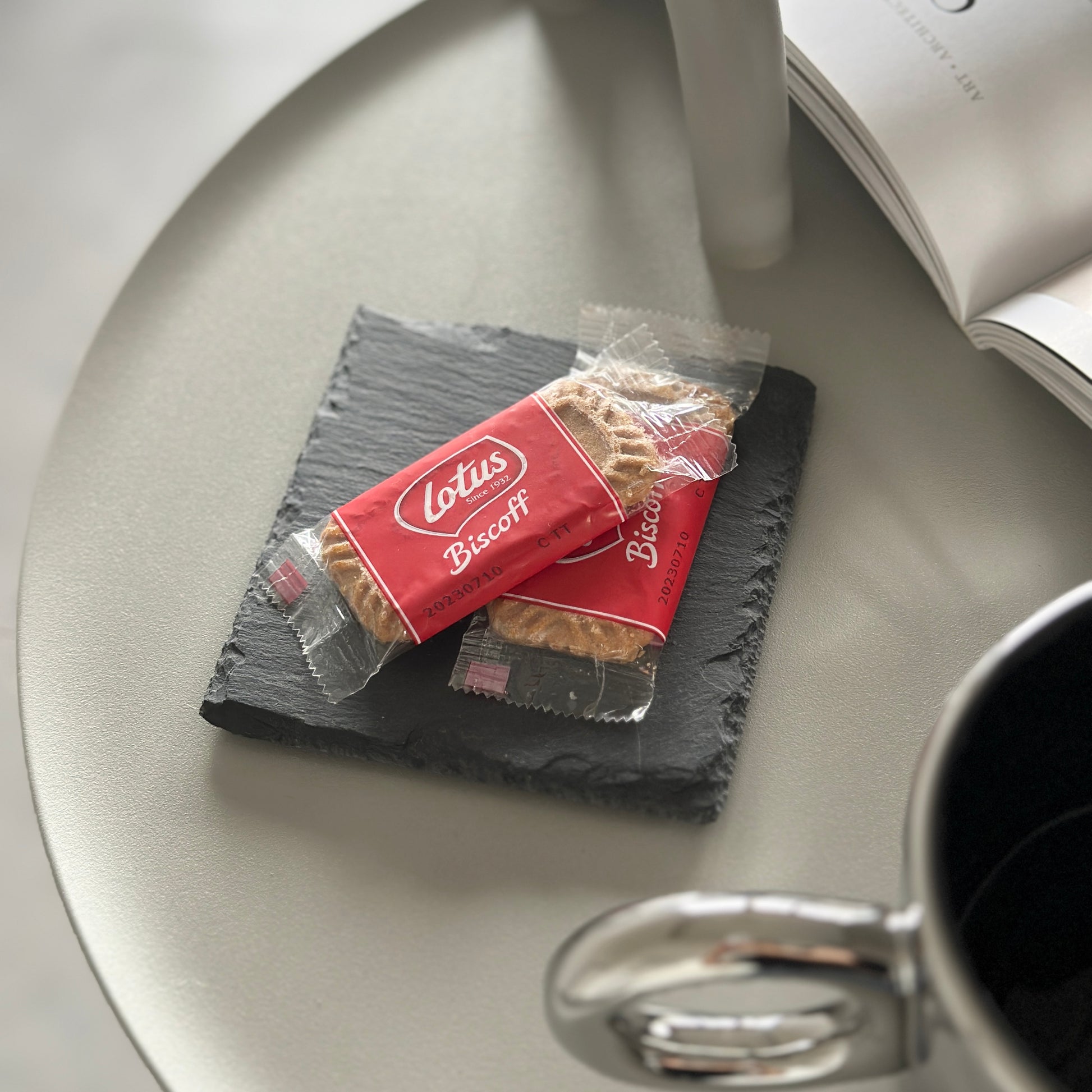 黒い石のプレートの上にお菓子が乗っている