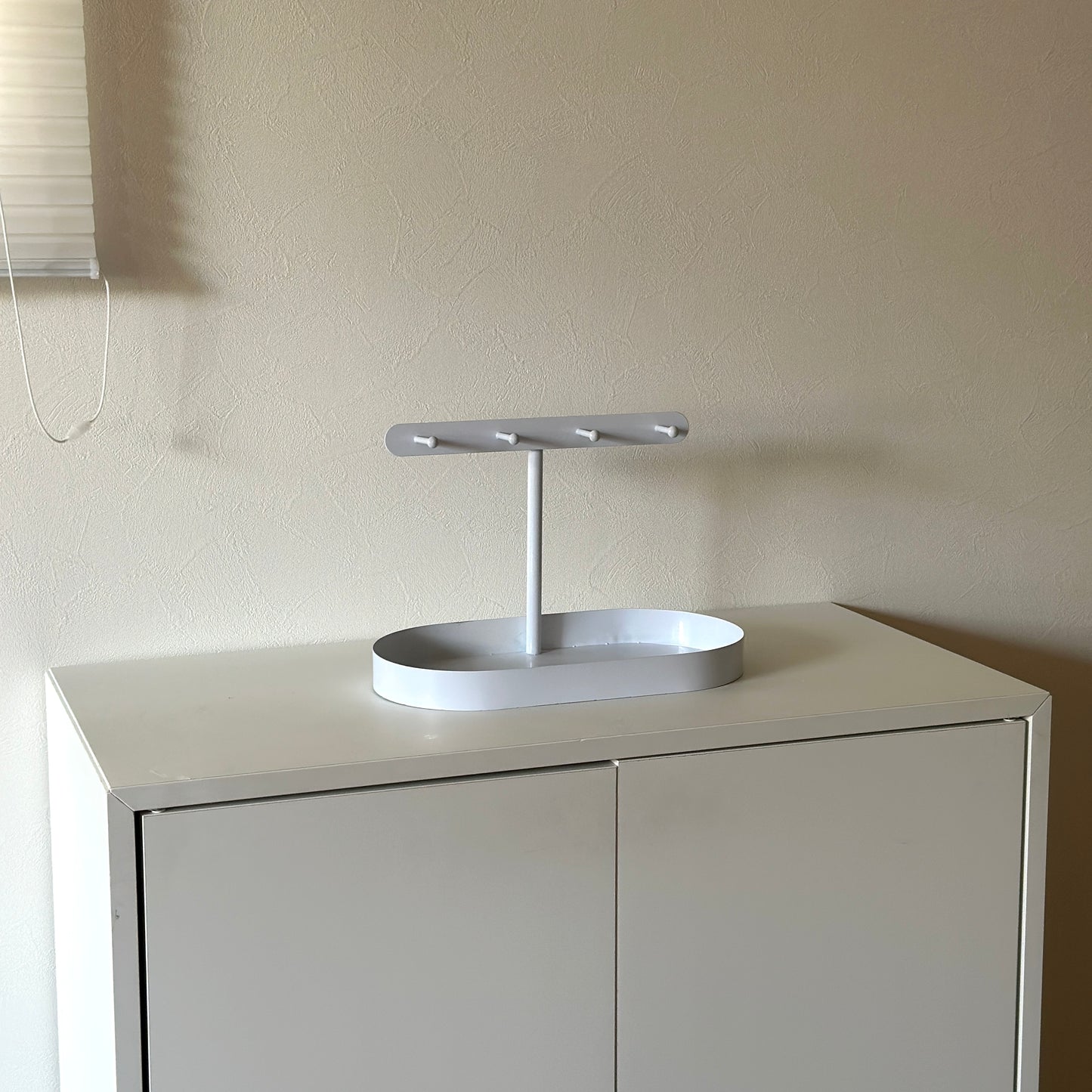 ホワイトのシンプルなアクセサリースタンド