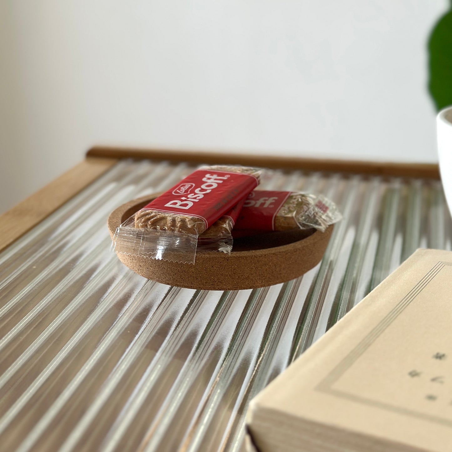 コルク素材のコースターにお菓子が置かれている様子