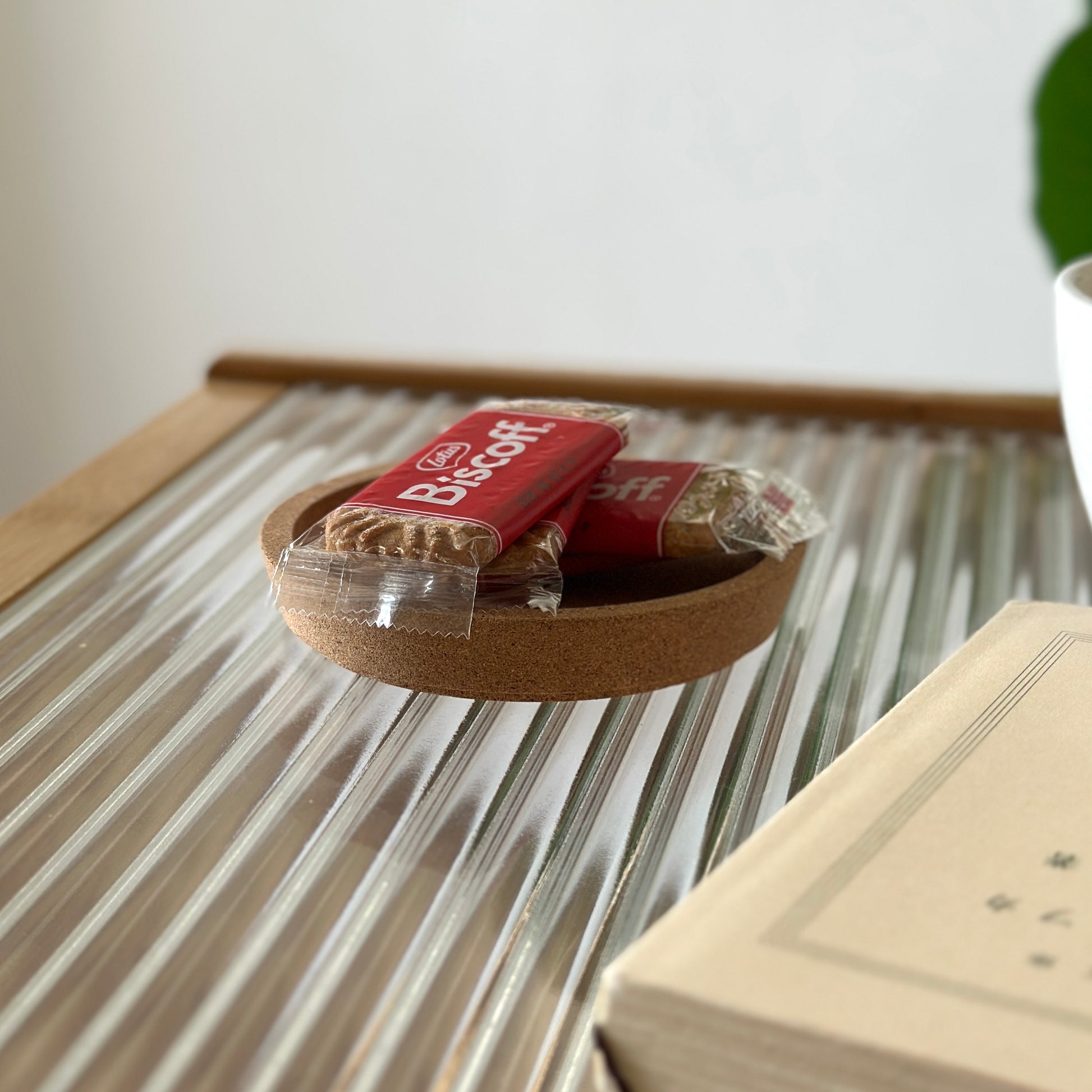 コルク素材のコースターにお菓子が置かれている様子