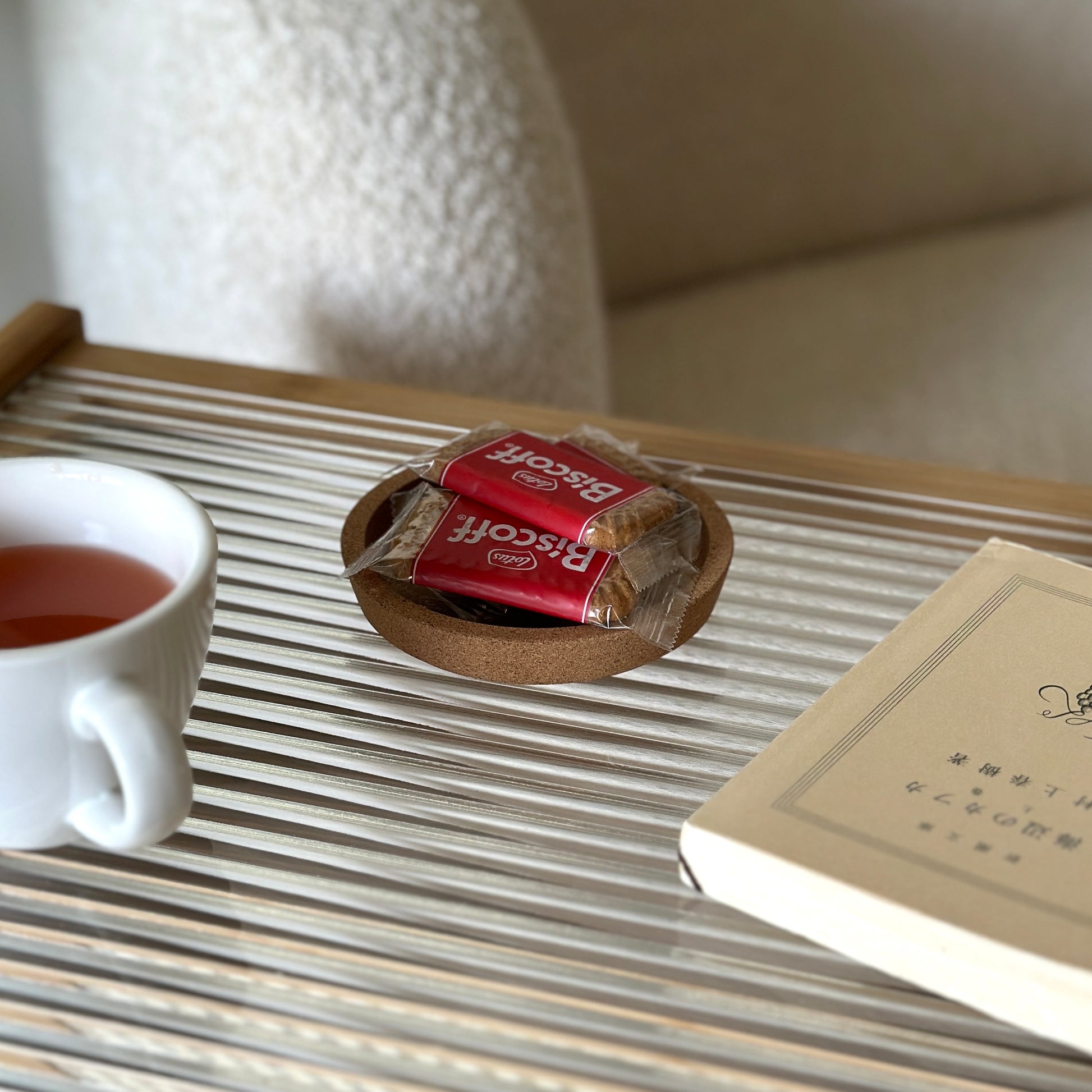 テーブルの上に置かれたコルク素材のコースターにお菓子が置かれている様子