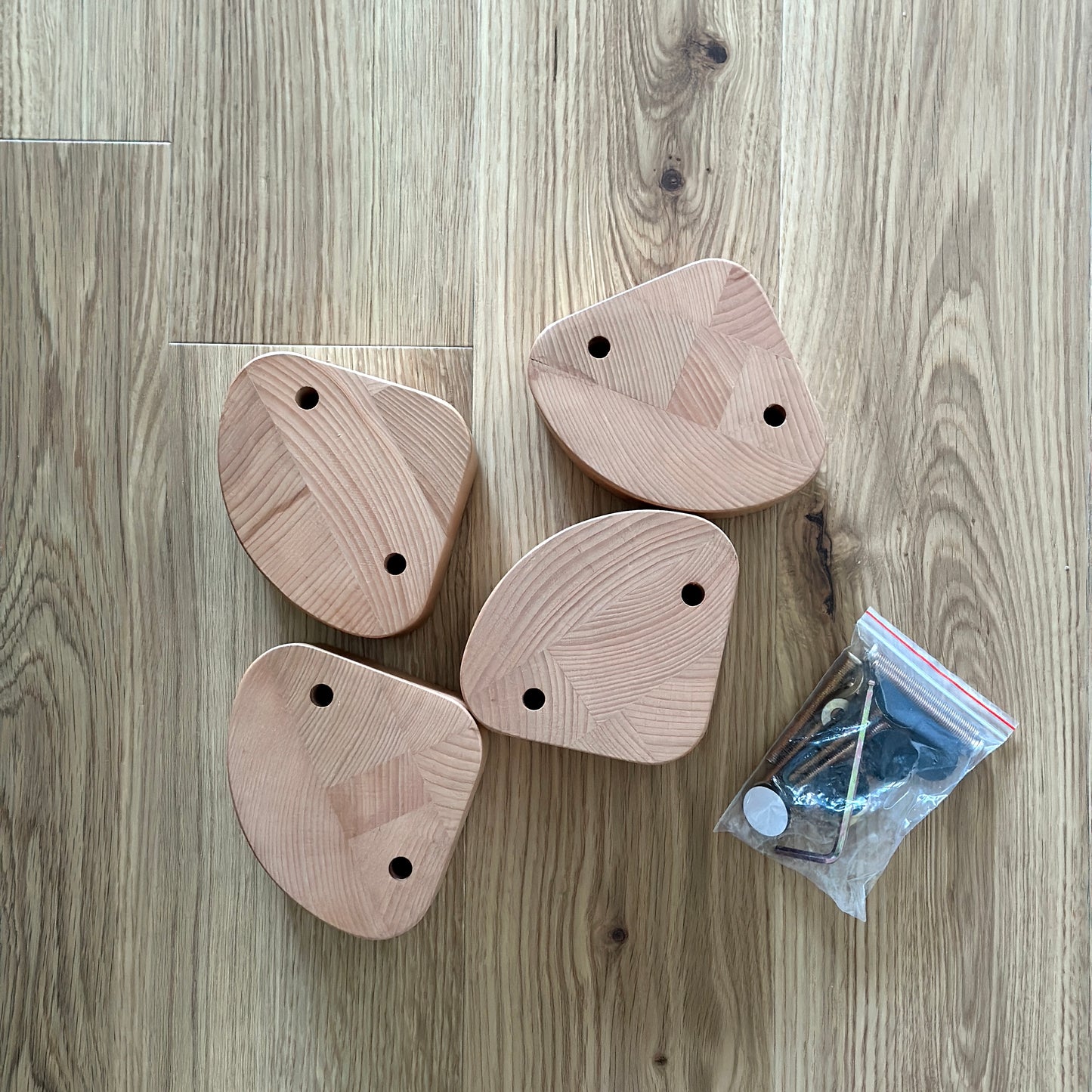 片肘置きがついたブークレ素材の二人掛けソファの脚