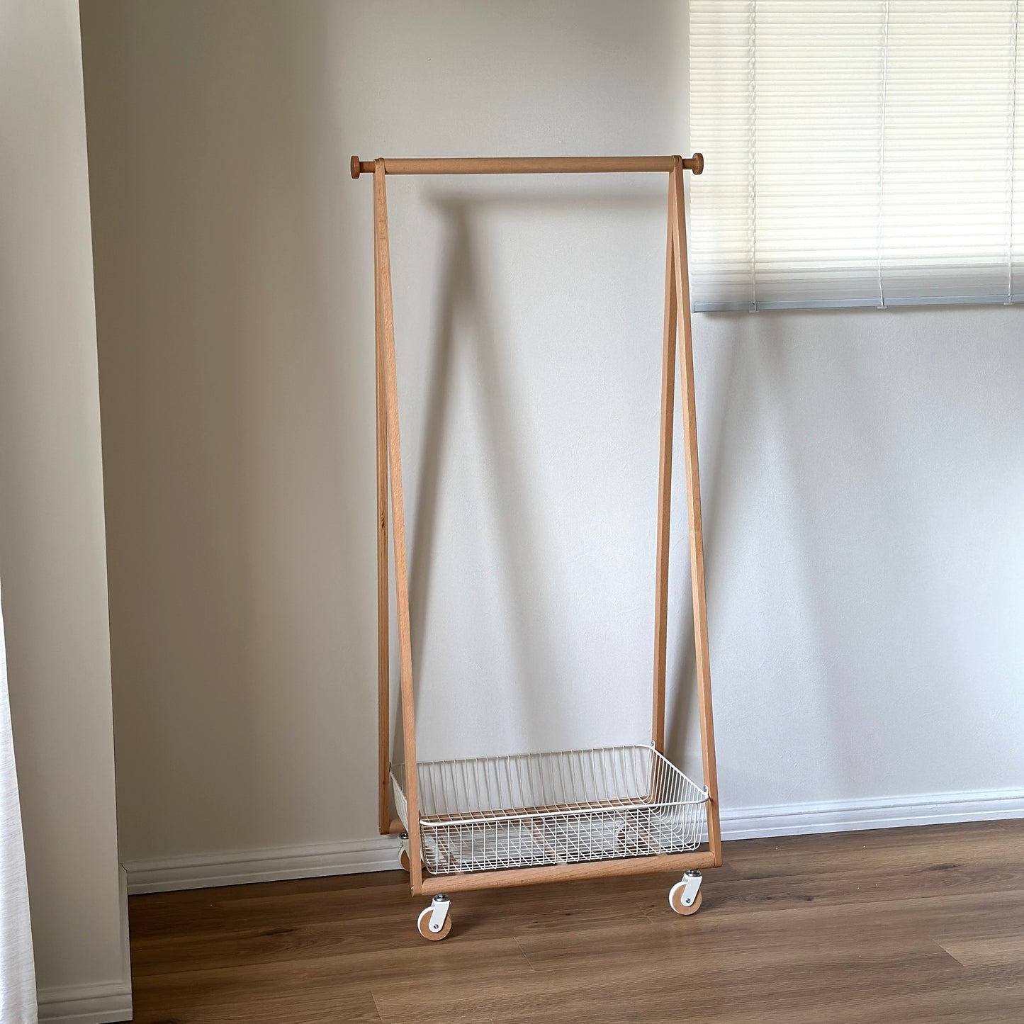 バスケット付きのハンガーラック