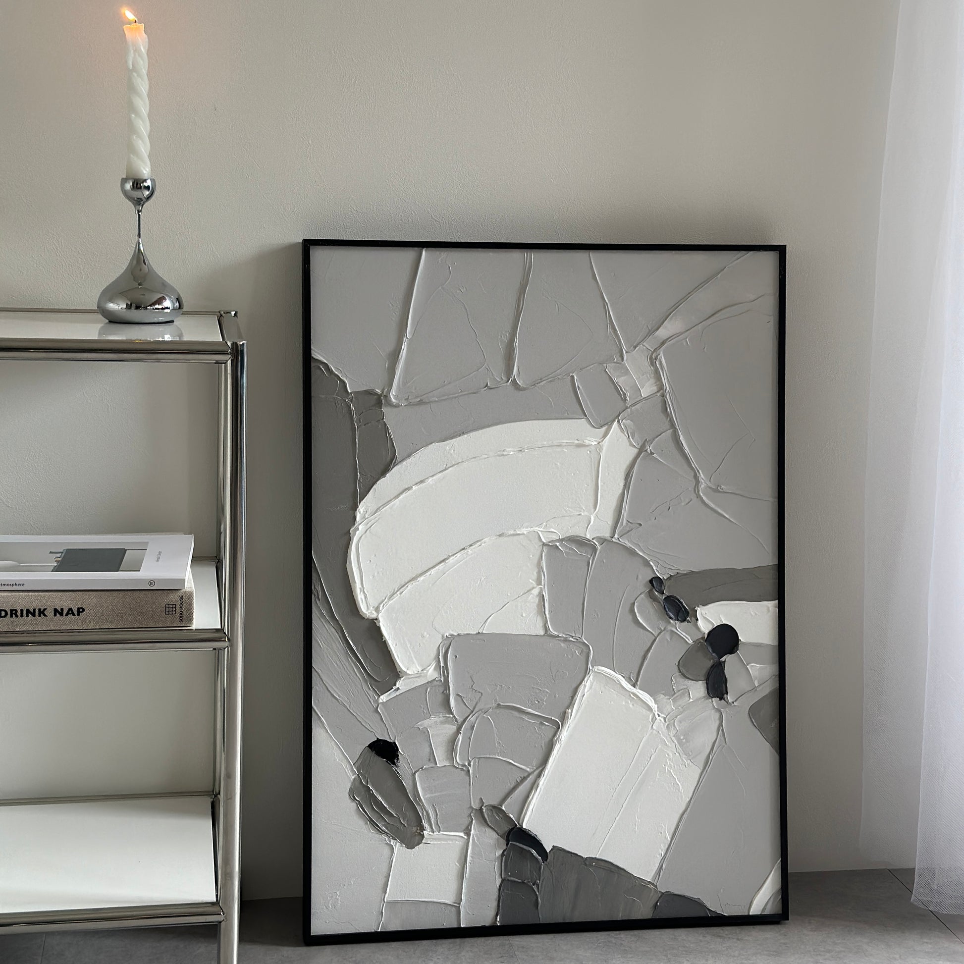 表面に凹凸があるモノトーンカラーのアート