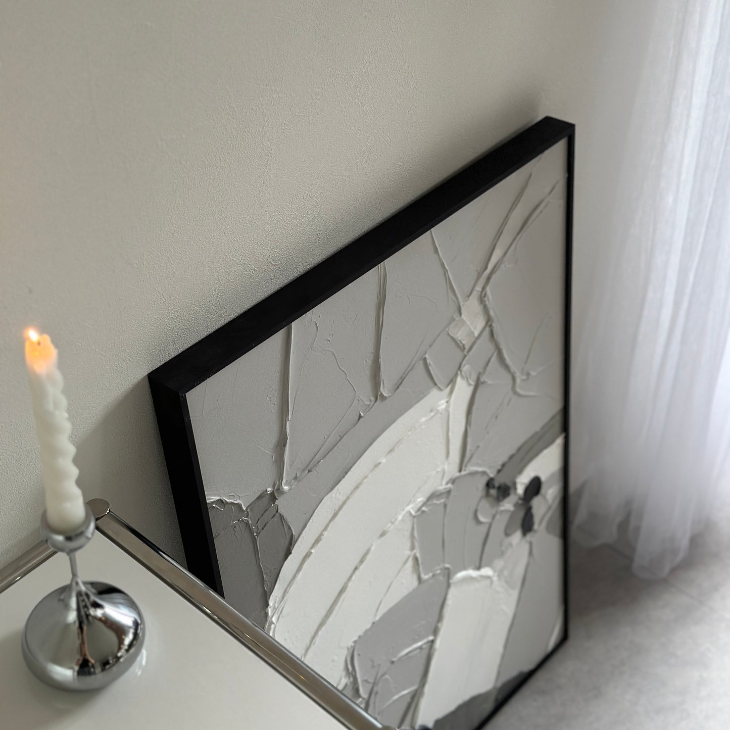 表面に凹凸があるモノトーンカラーのアートの額縁