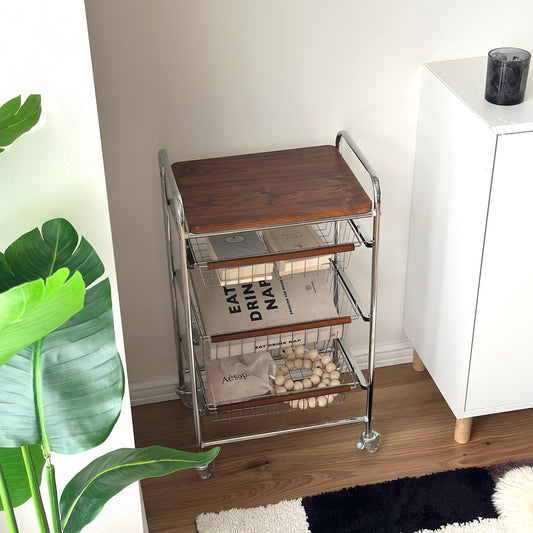 ステンレスとウッド天板の収納ワゴンを部屋の隅に置いている様子