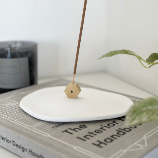 白いプレートの上に六角のお香たてが置かれてある