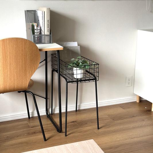 ブラックのアイアン素材とワイヤーメッシュデザインの収納ワゴンに植物と雑誌が置かれている様子