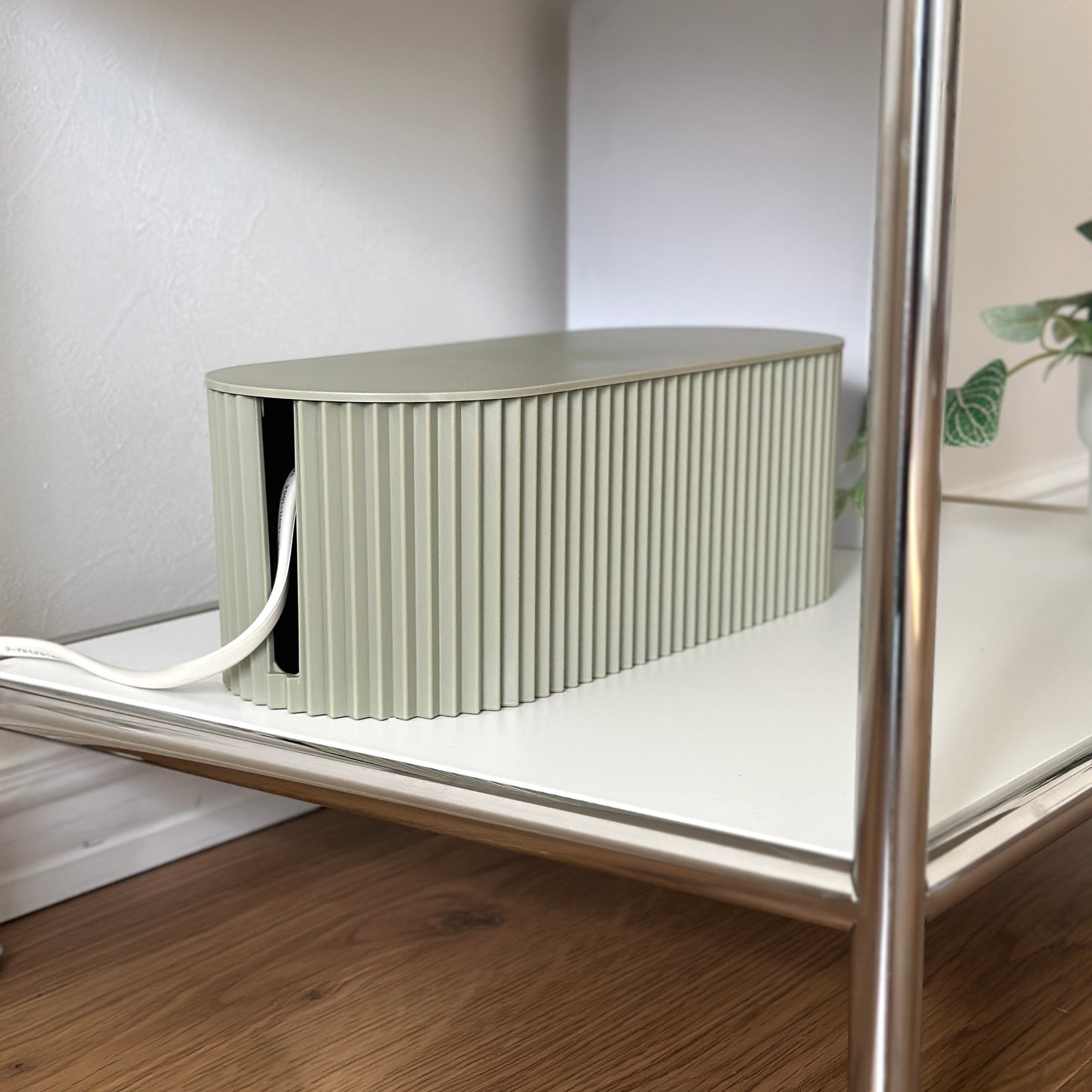 グリーンのコードカバーがキャビネットに置かれている