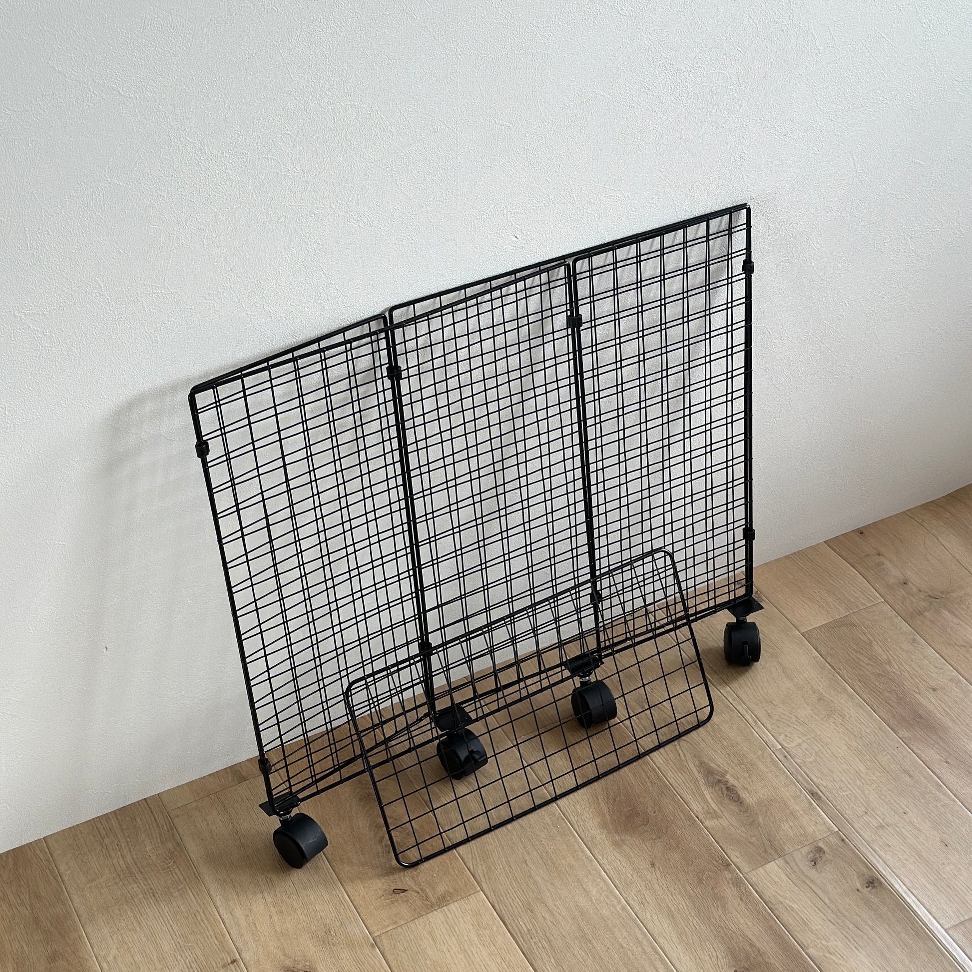 黒のメッシュのワゴンを畳んだ様子