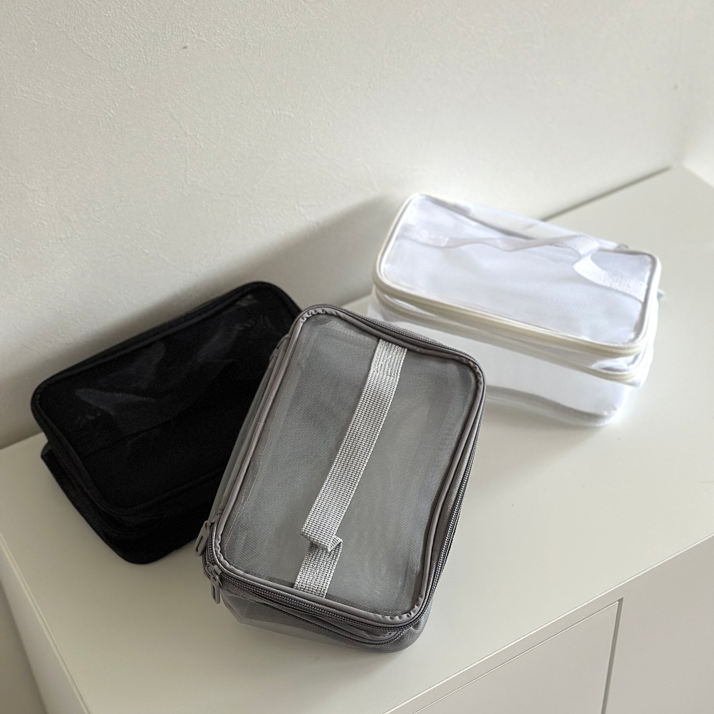 ナイロン素材のメッシュのブラックとホワイトとグレーのポーチ