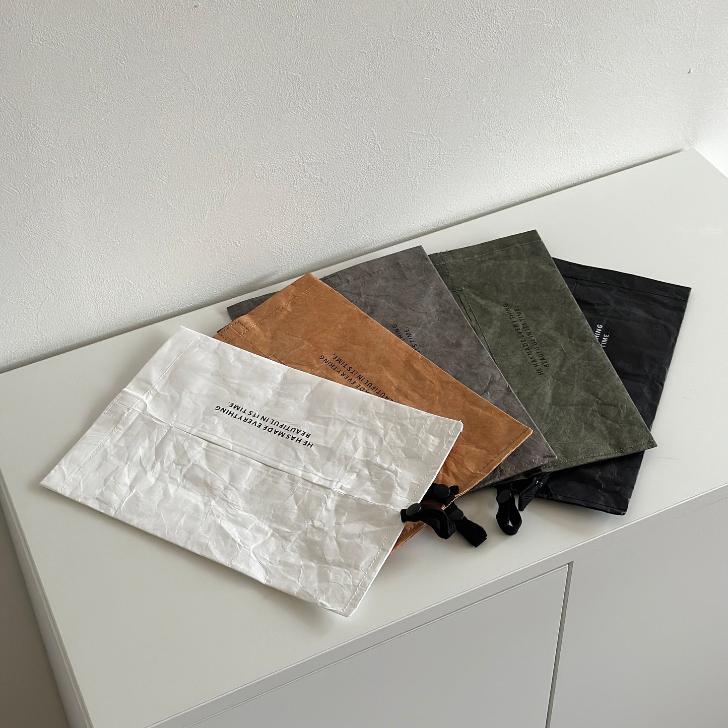 シャカシャカ素材のティッシュケースが5色並んでいる様子