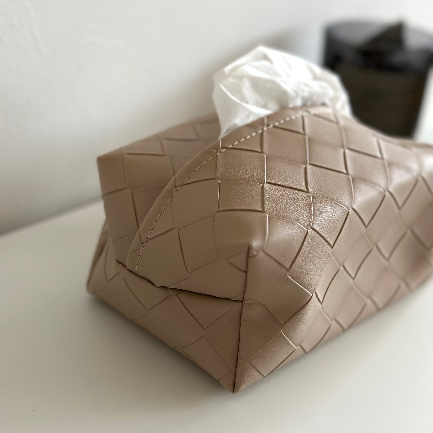 ベージュのレザーが編み込まれたコンパクトサイズのティッシュケース