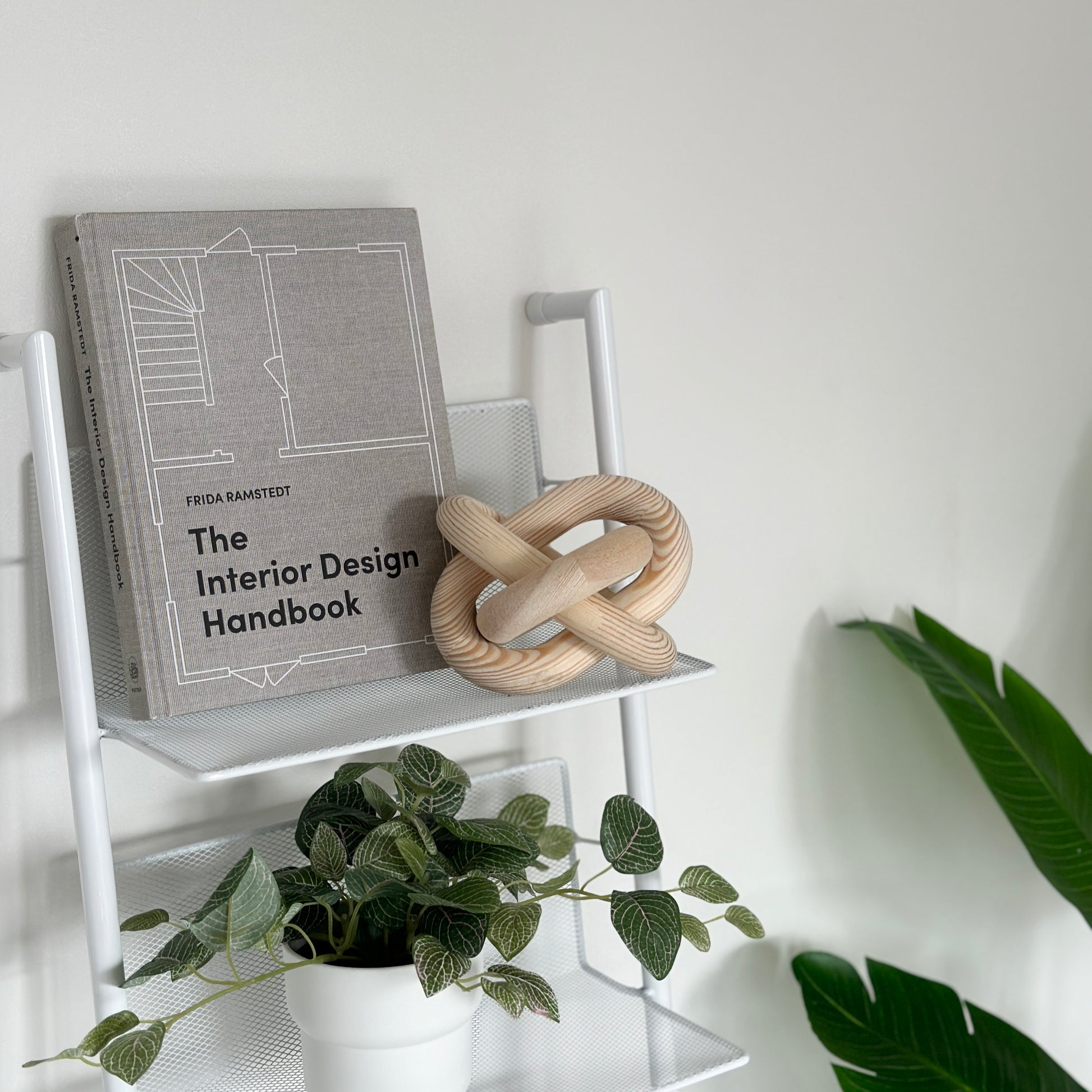 メッシュのハシゴ型のラックに飾られたウッド木製のオブジェ