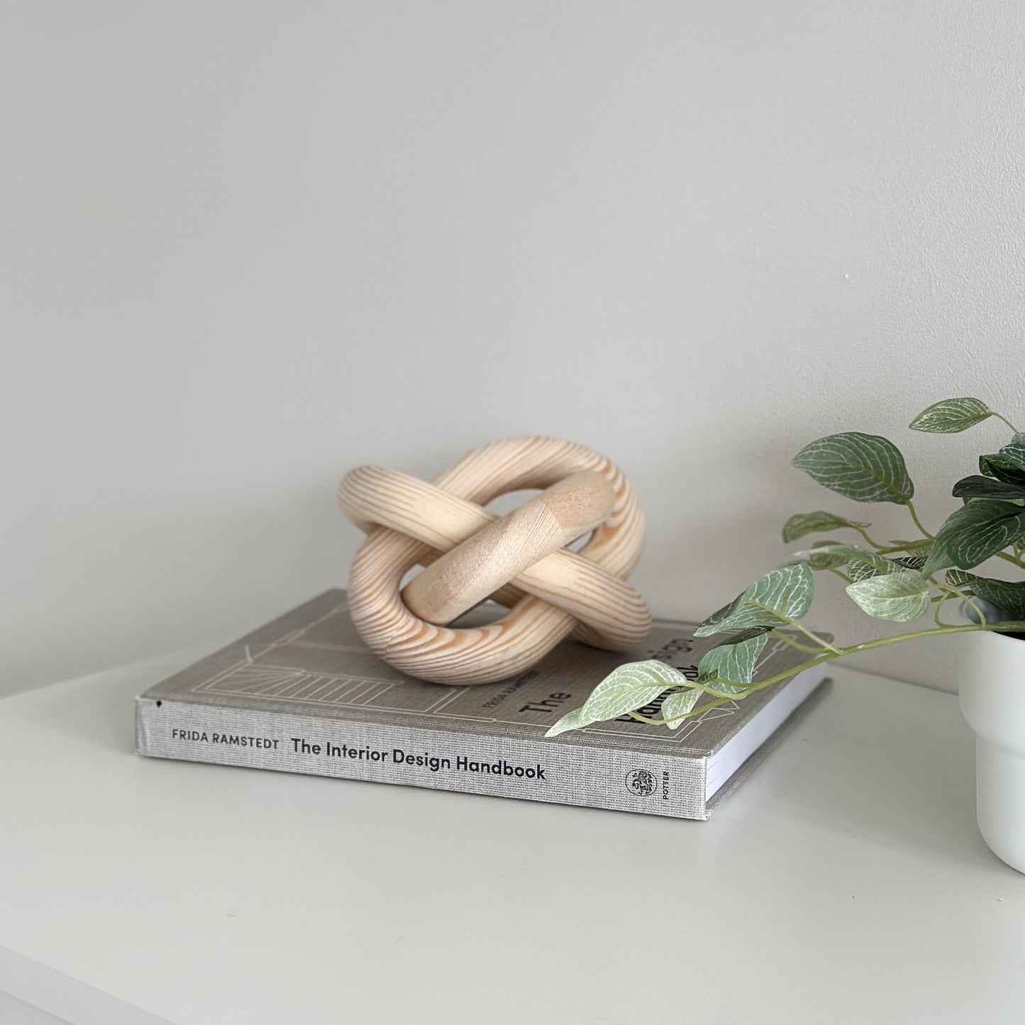 ダミーブックの上に置かれた木製のオブジェ