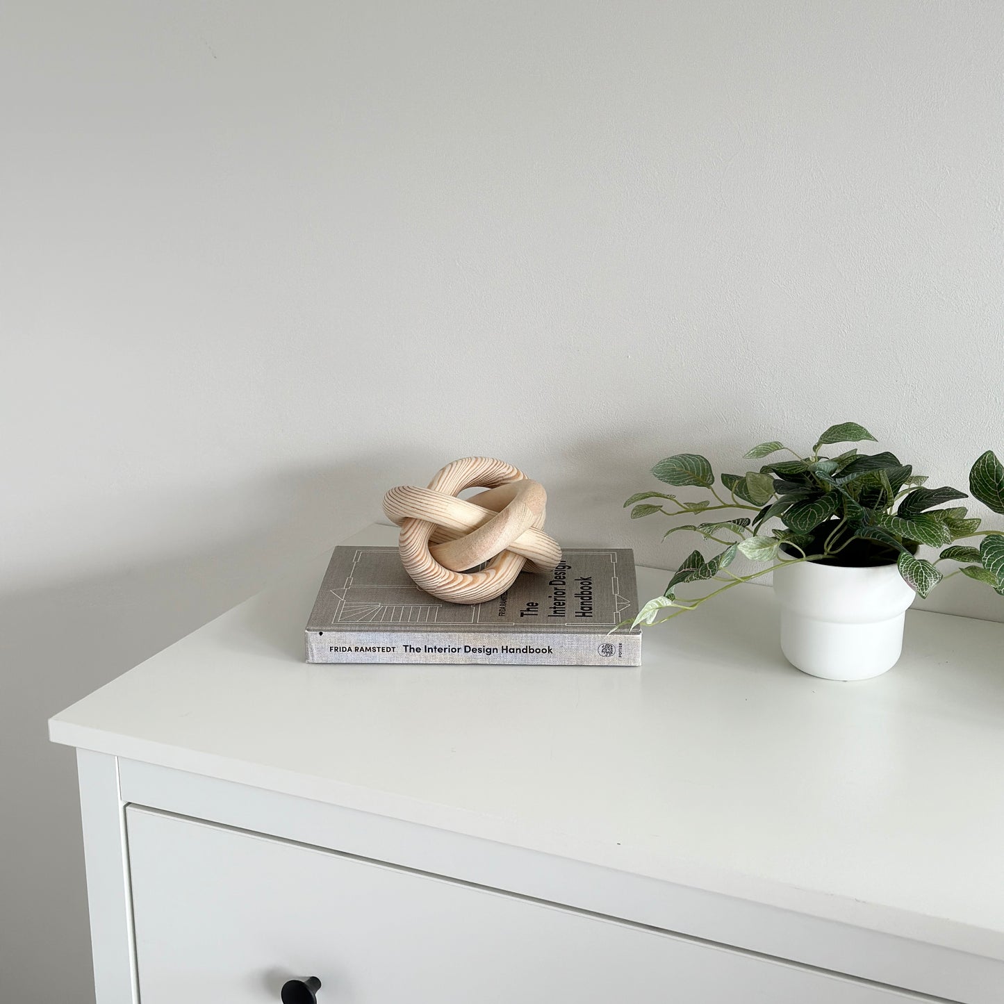 ダミーブックの上に置かれた木製のオブジェ