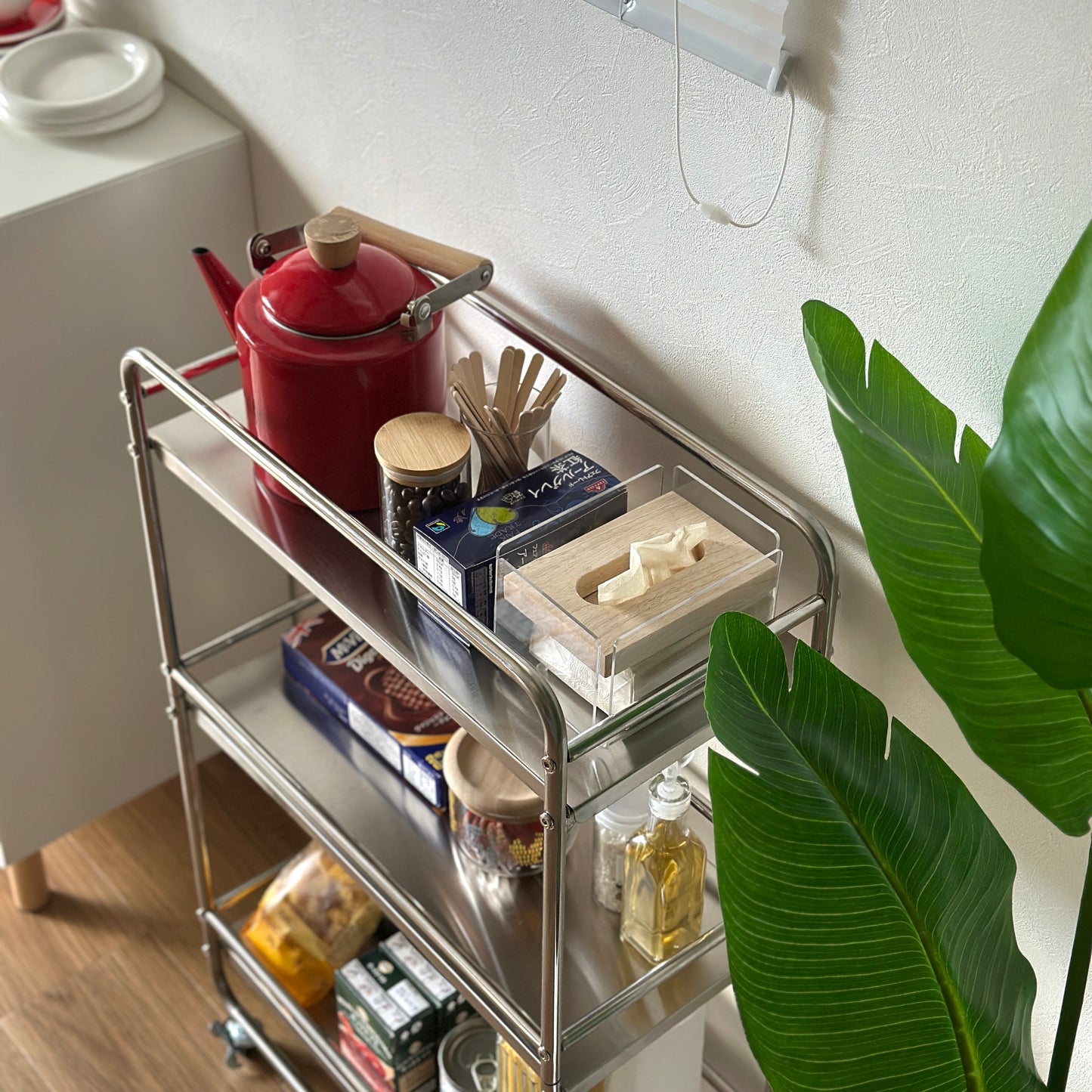 ステンレス製の3段ワゴンに調理器具や食料品が収納されている様子