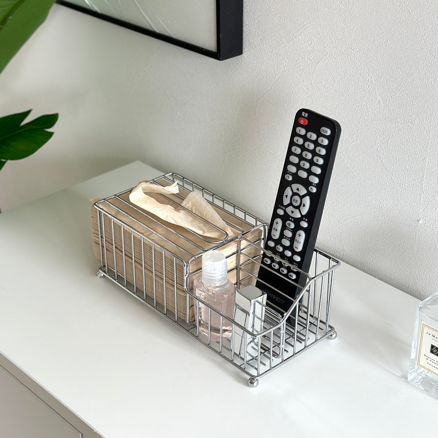 ワイヤーで構成されたティッシュペーパーと小物が収納できる入れ物