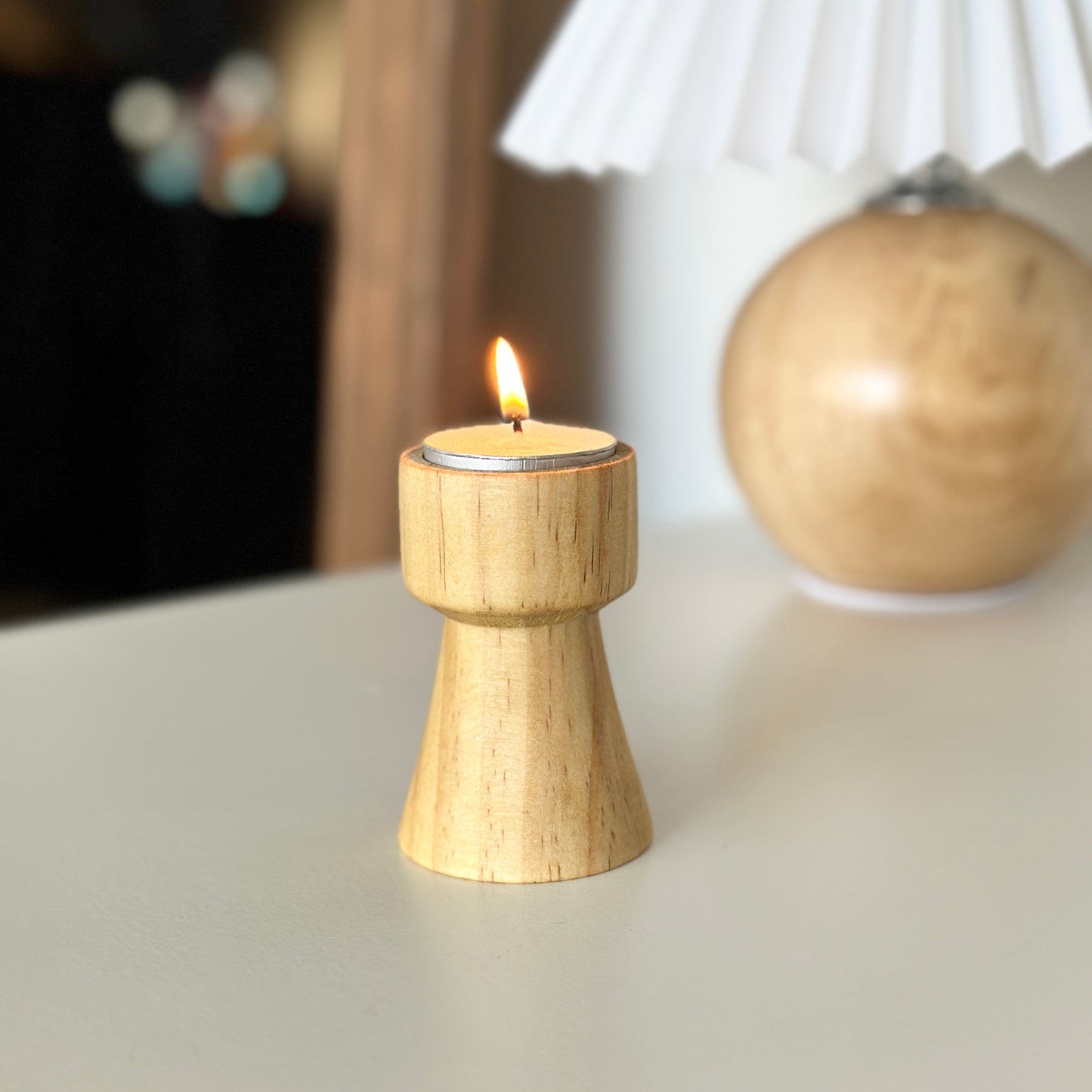 キャンドルがセットされたウッドブラウンの木製のミニキャンドルホルダーの