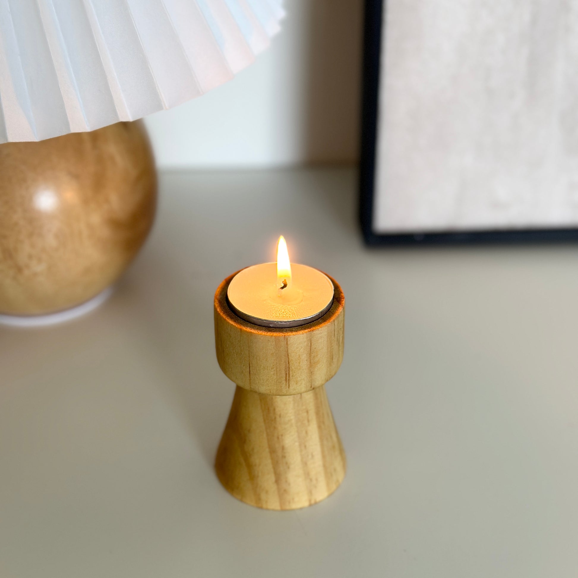 ウッドブラウンの木製のミニキャンドルホルダー