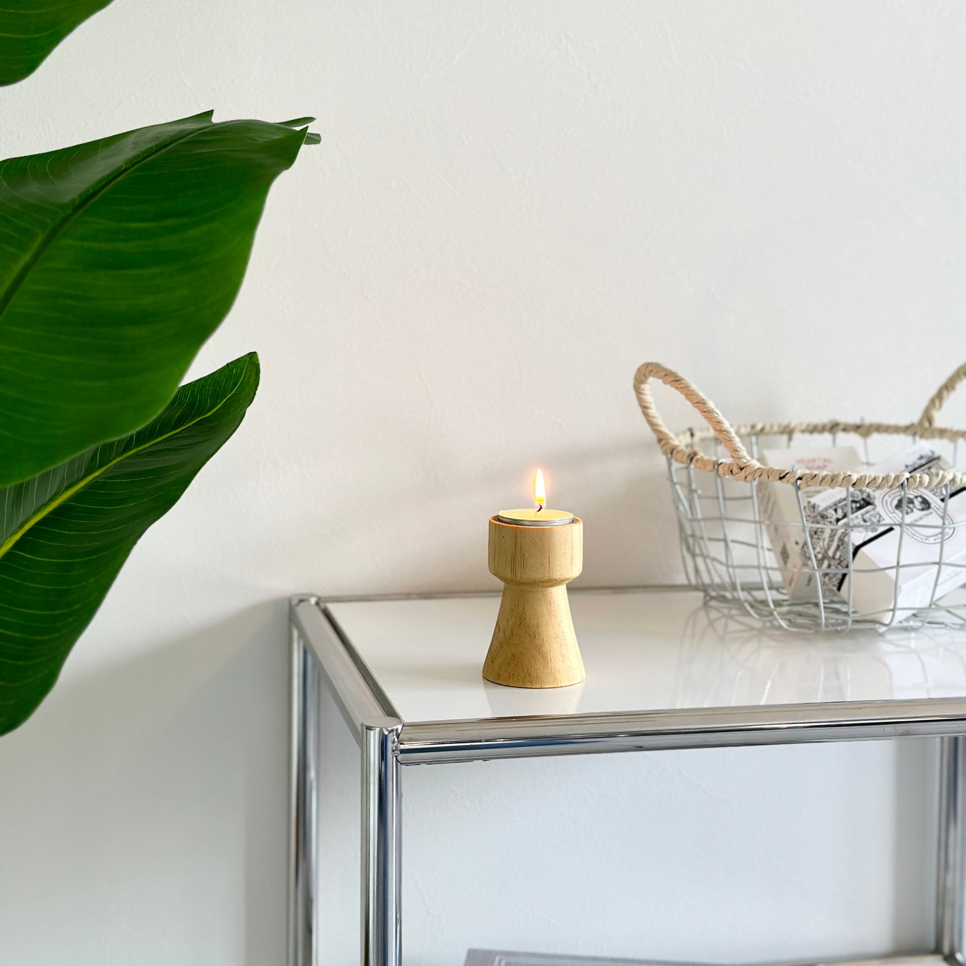 フチがシルバーの台に乗せられたウッドブラウンの木製のミニキャンドルホルダー