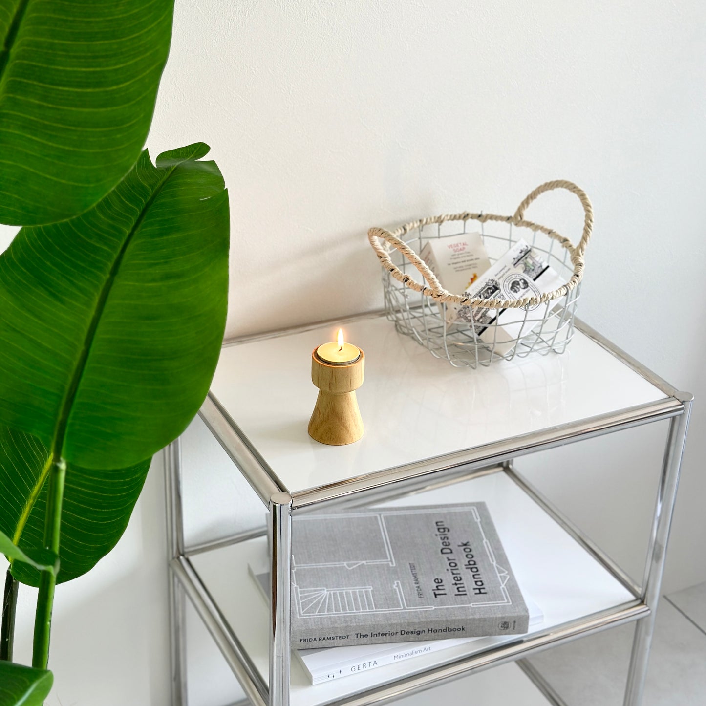 ウッドブラウンの木製のミニキャンドルホルダー