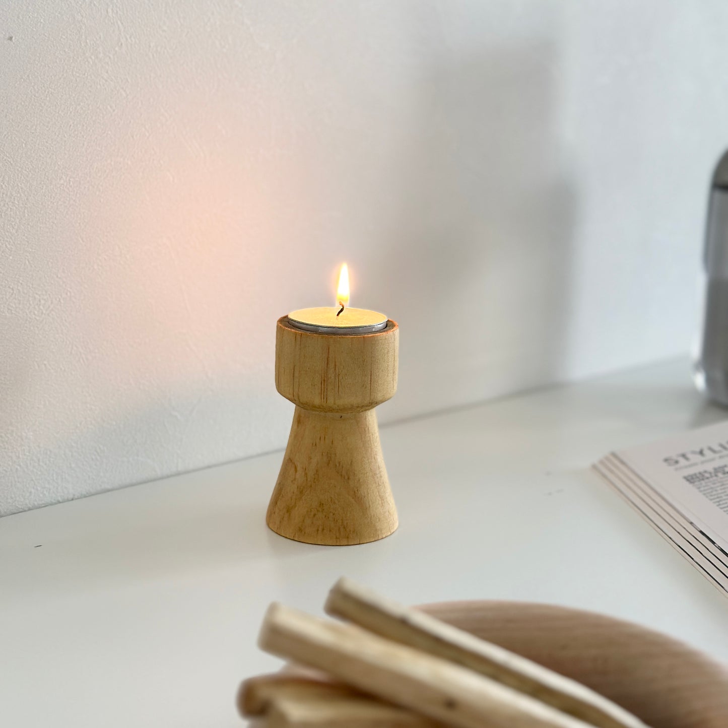 ウッドブラウンの木製のミニキャンドルホルダー